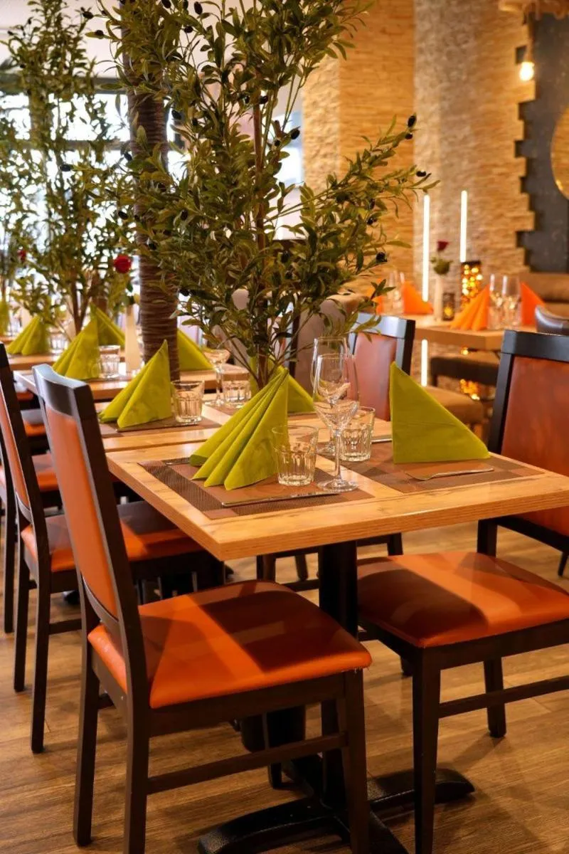 Restaurant/places to eat in Hotel Amper