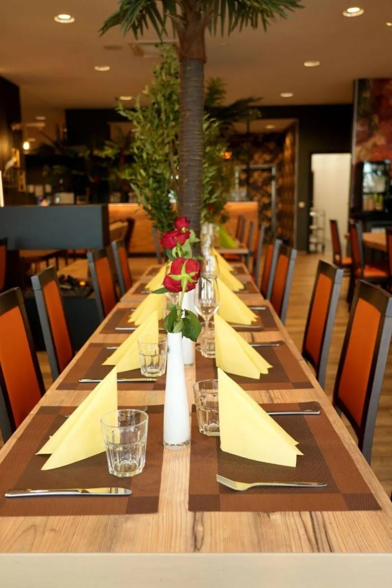 Restaurant/places to eat in Hotel Amper