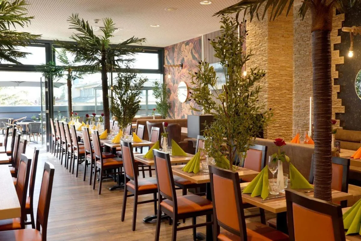 Restaurant/places to eat in Hotel Amper