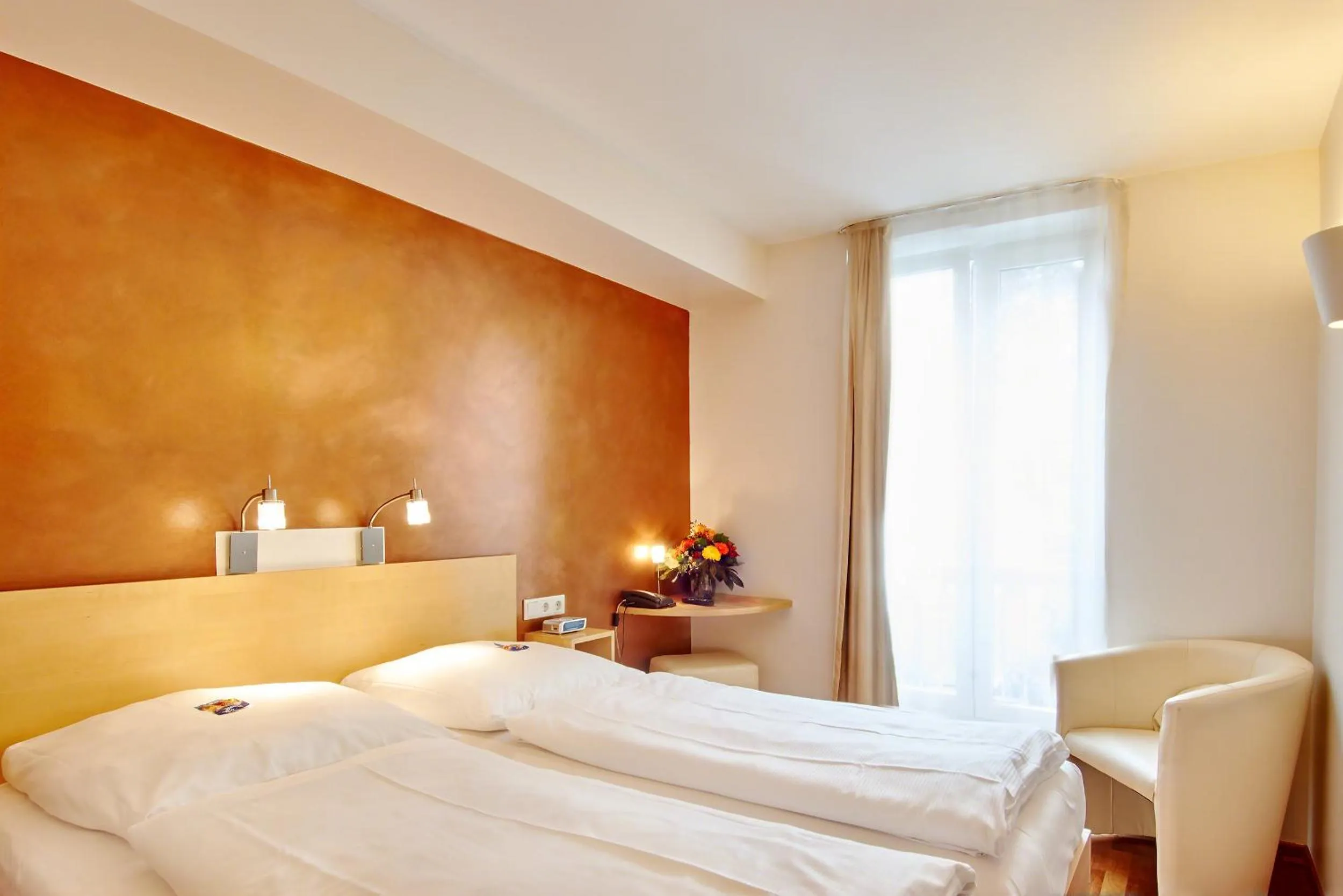 Photo of the whole room, Bed in Town Hotel Wiesbaden - kleines Privathotel in Bestlage