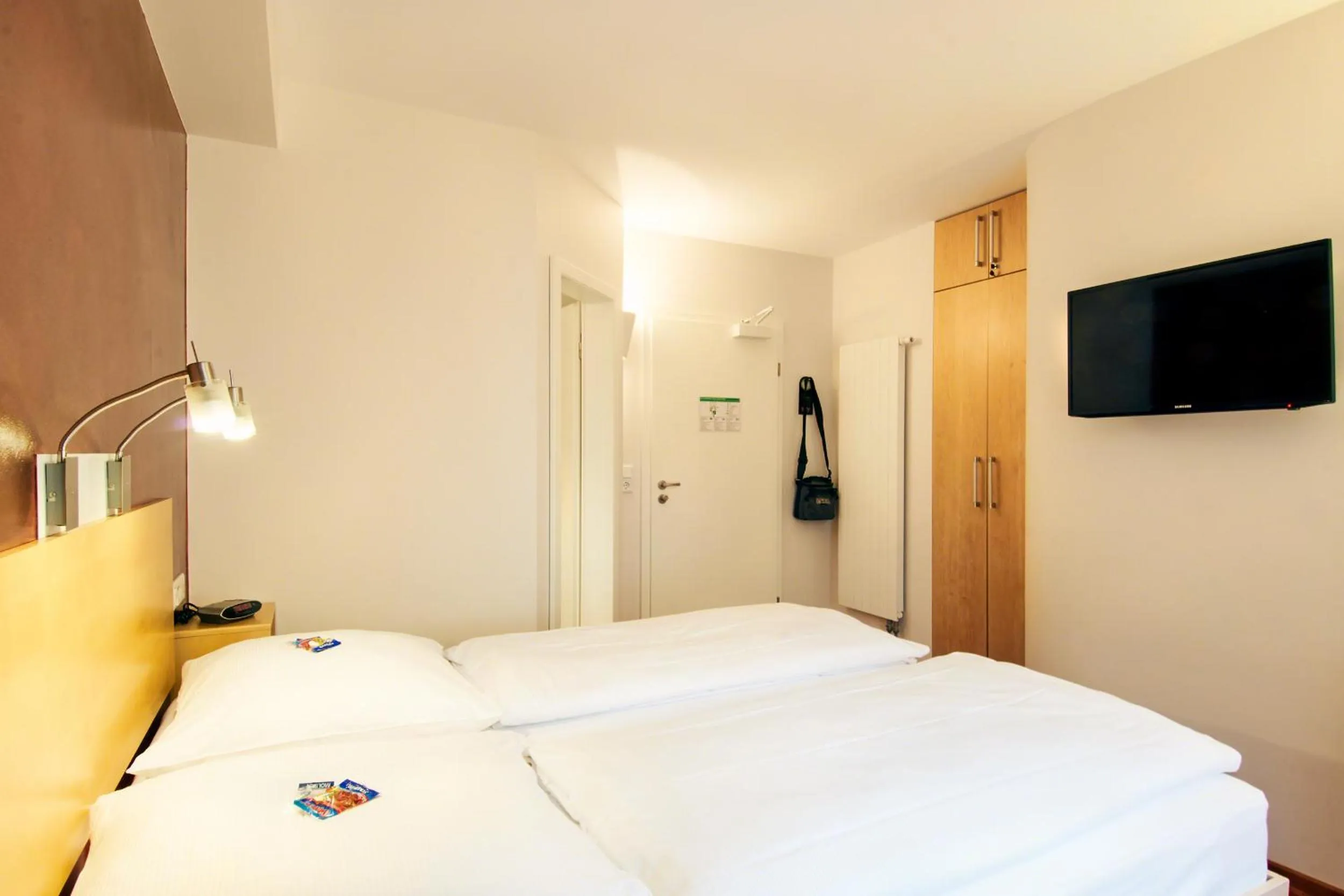 Photo of the whole room, Bed in Town Hotel Wiesbaden - kleines Privathotel in Bestlage