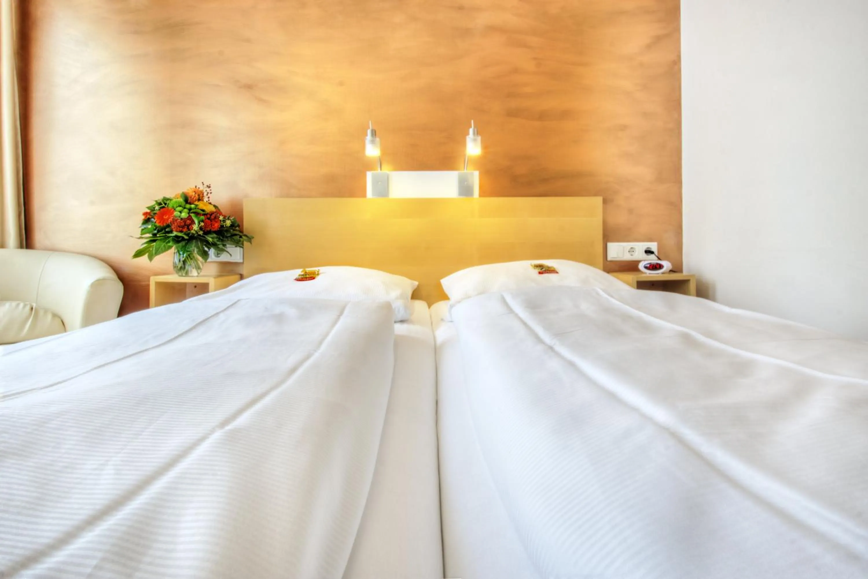 Photo of the whole room, Bed in Town Hotel Wiesbaden - kleines Privathotel in Bestlage