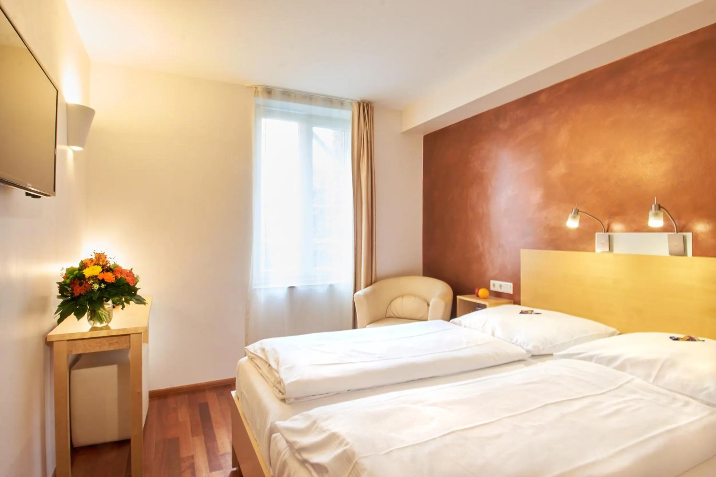 Photo of the whole room, Bed in Town Hotel Wiesbaden - kleines Privathotel in Bestlage