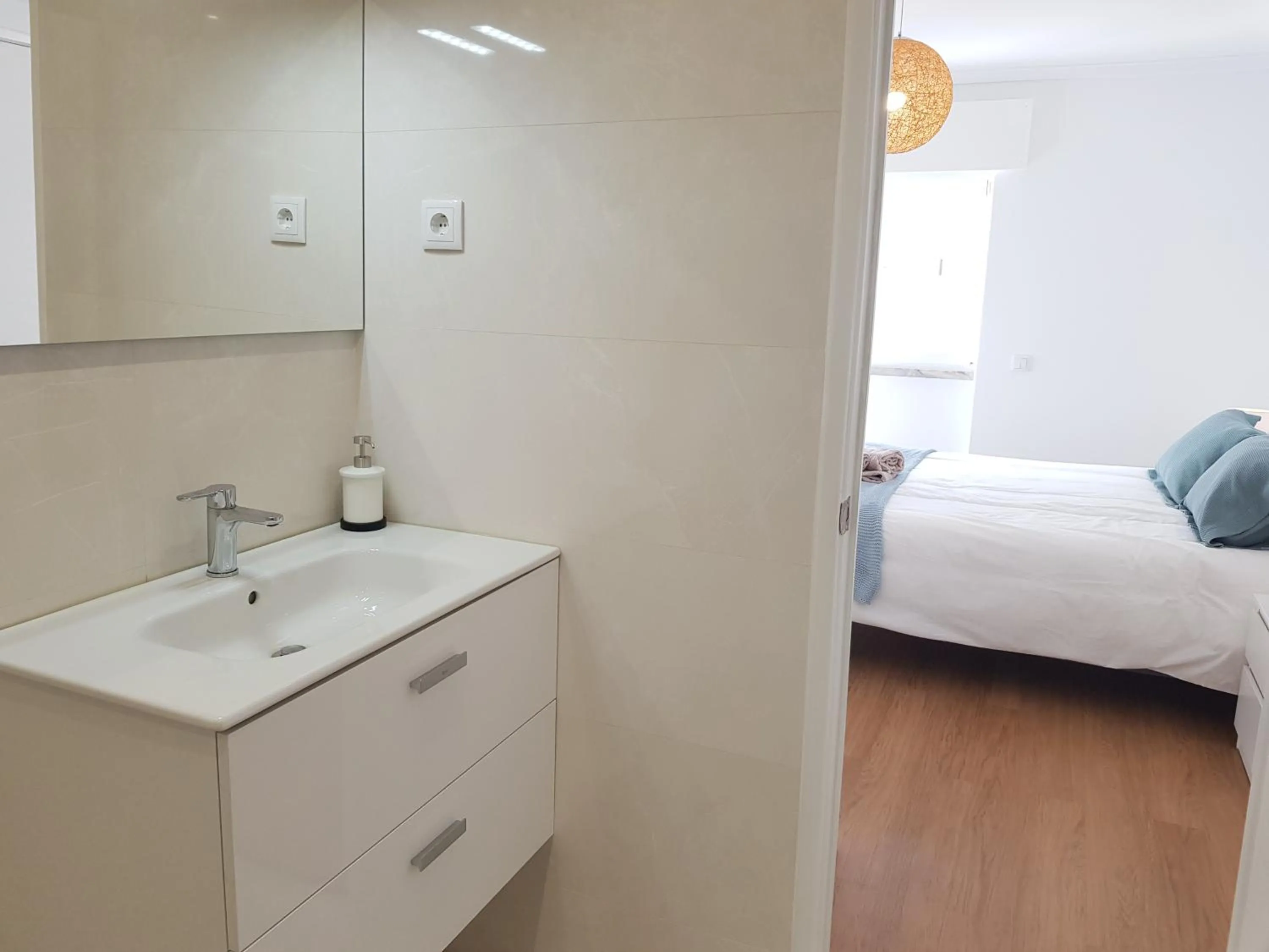 Bathroom, Bed in Sol Da Caparica