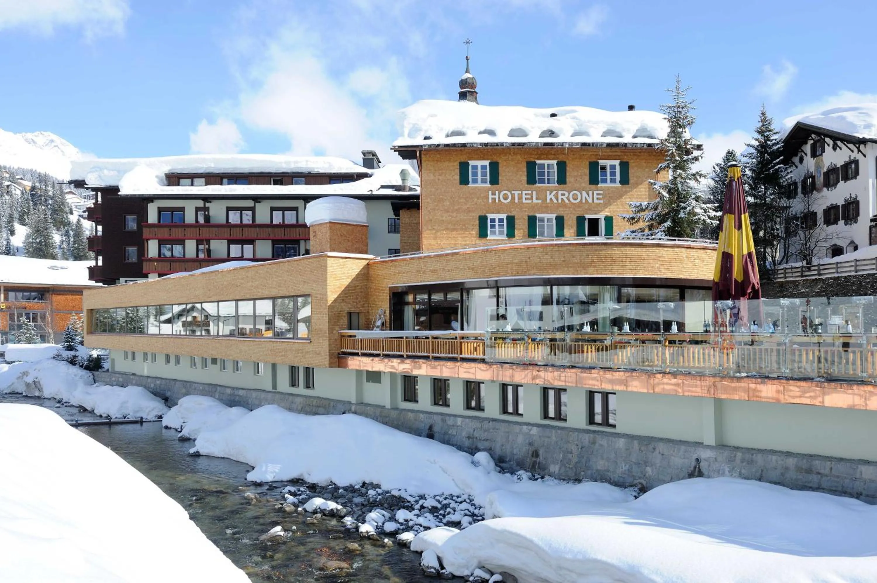 Property building in die Krone von Lech - Romantikhotel - Luxushotel in bester Lage