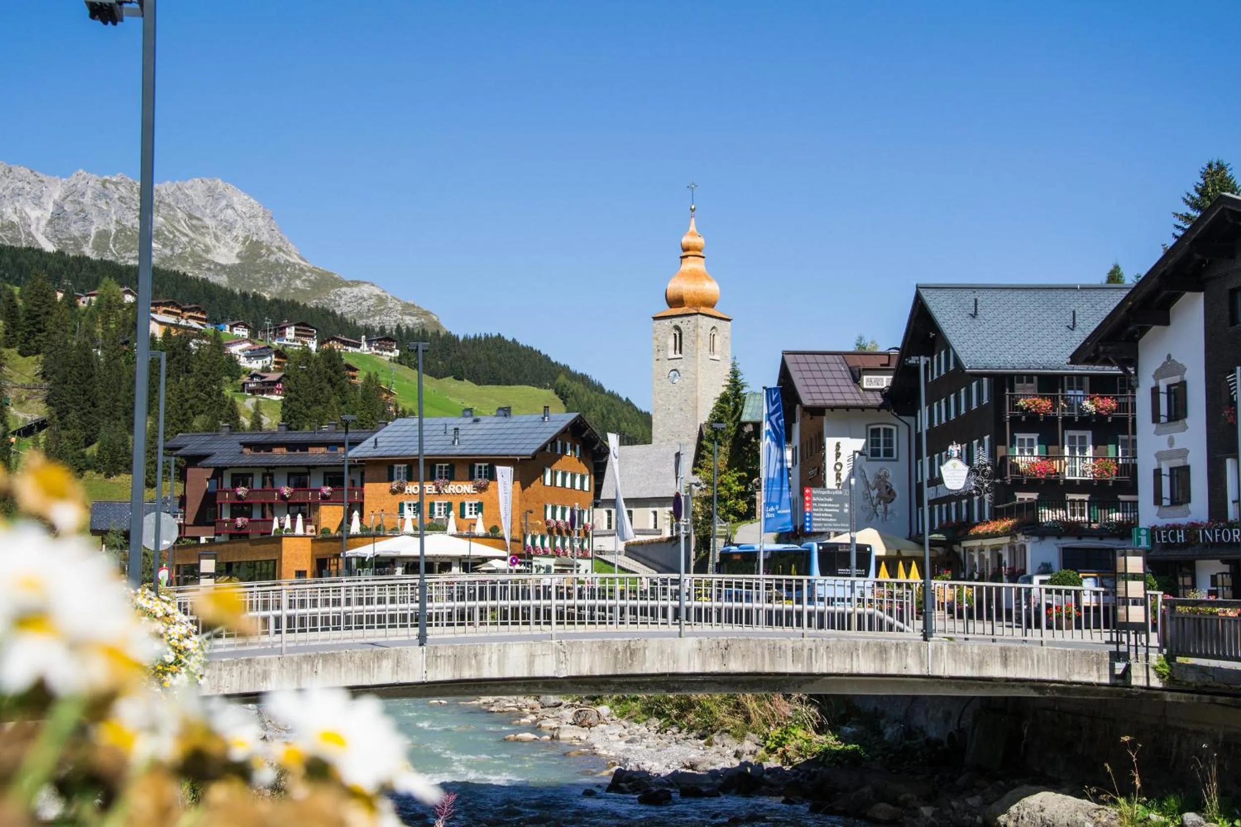 Facade/entrance in die Krone von Lech - Romantikhotel - Luxushotel in bester Lage