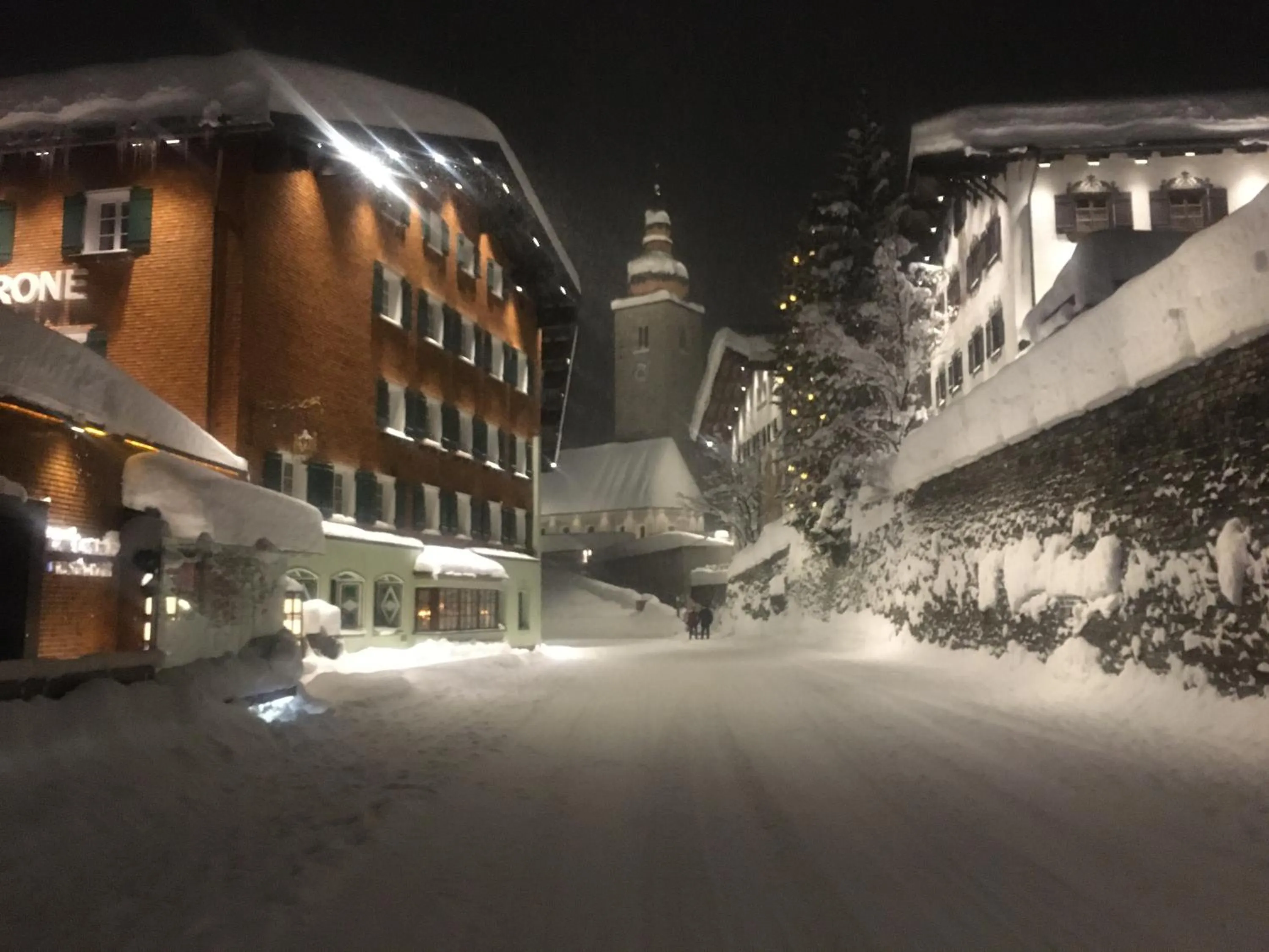 Property building in die Krone von Lech - Romantikhotel - Luxushotel in bester Lage