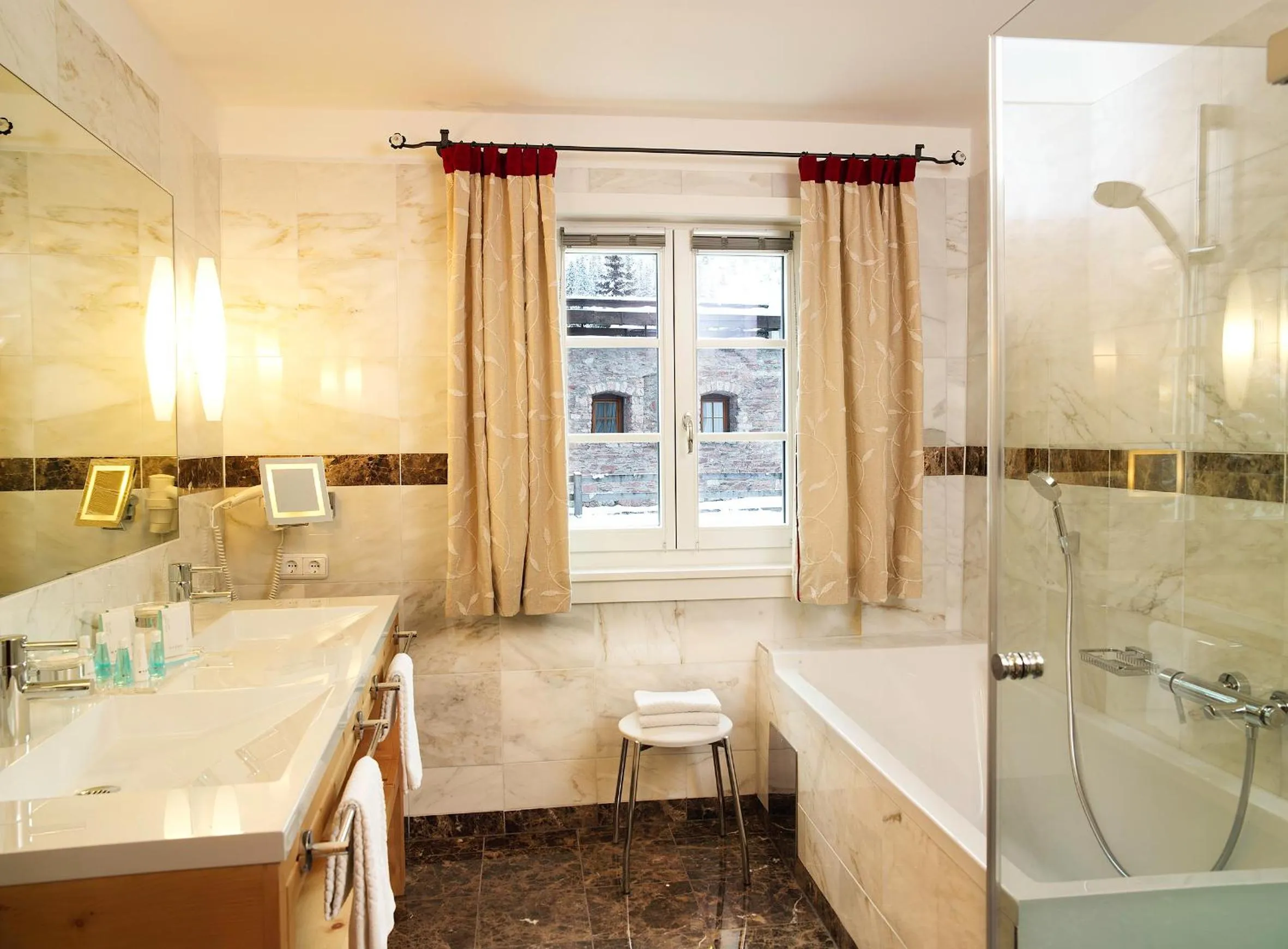 Bathroom in die Krone von Lech - Romantikhotel - Luxushotel in bester Lage