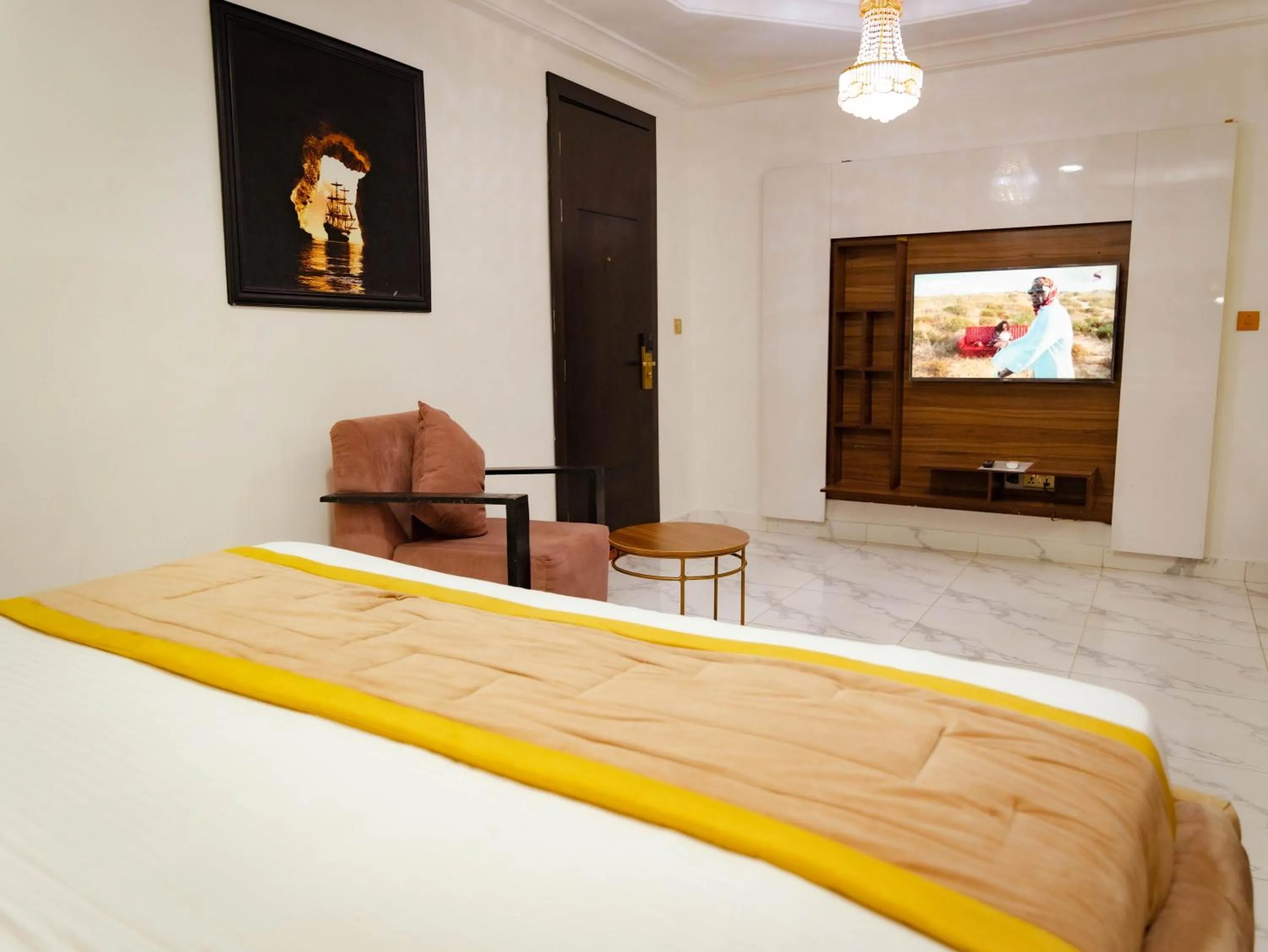 TV and multimedia, Bed in 247 Luxury Hotel