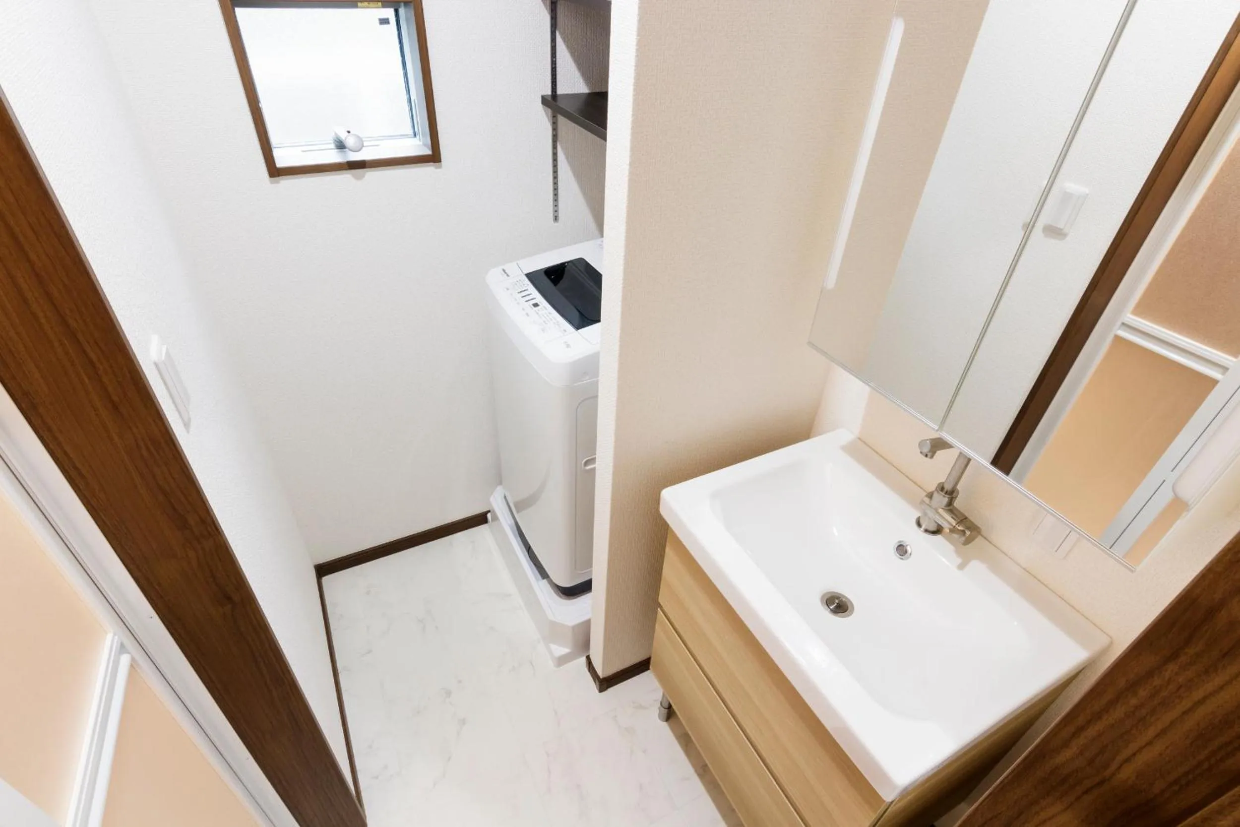 Crescent Moon Nakanoshimbashi