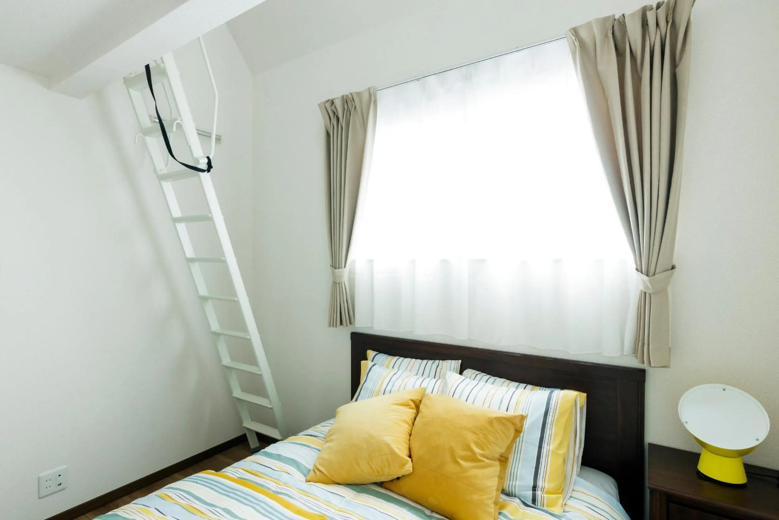 Bed in Crescent Moon Nakanoshimbashi