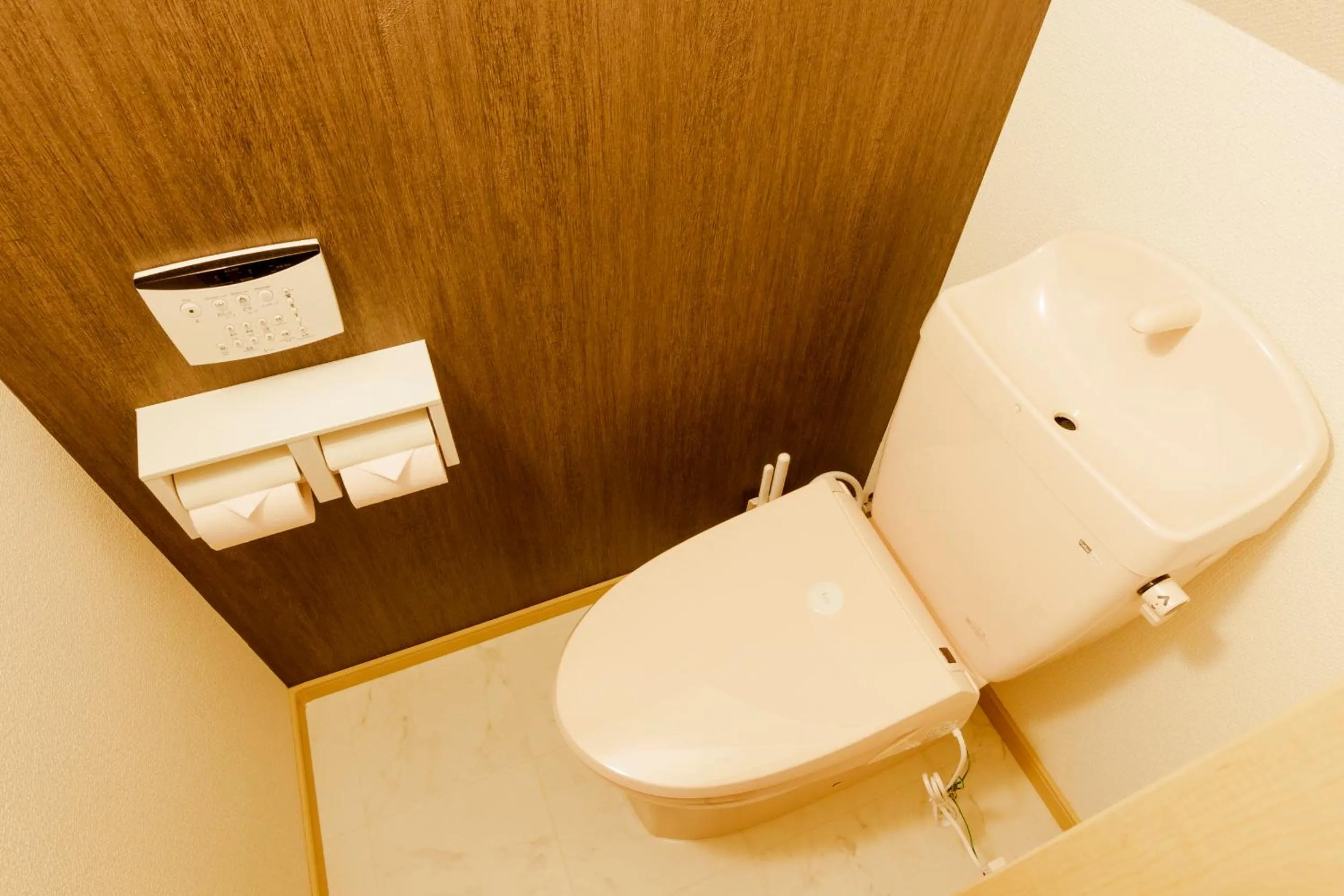 Crescent Moon Nakanoshimbashi