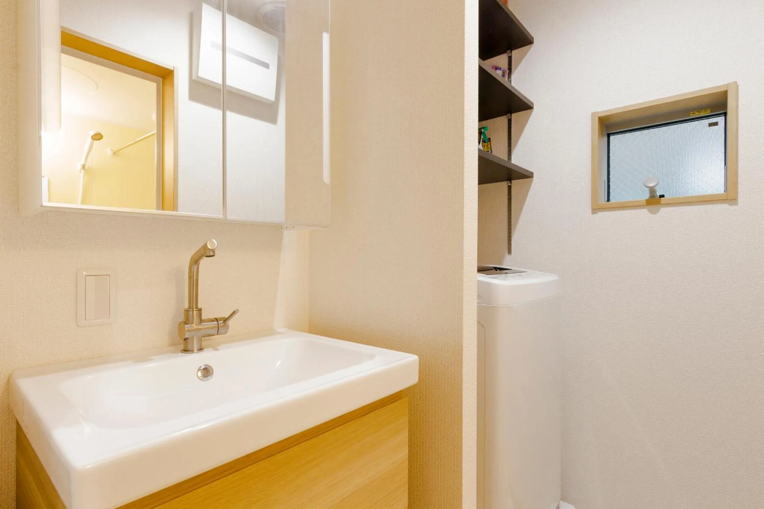 Crescent Moon Nakanoshimbashi