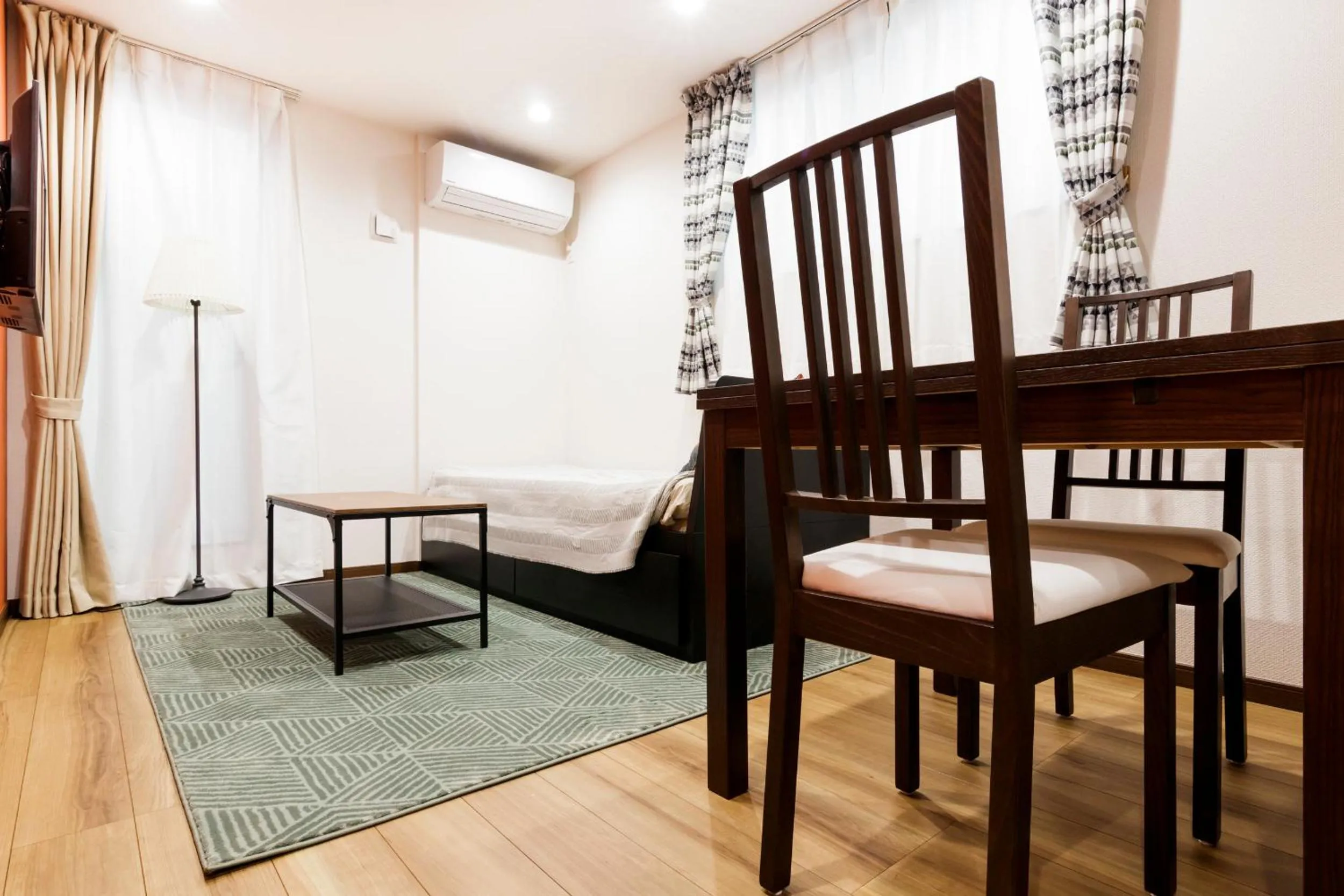 Crescent Moon Nakanoshimbashi