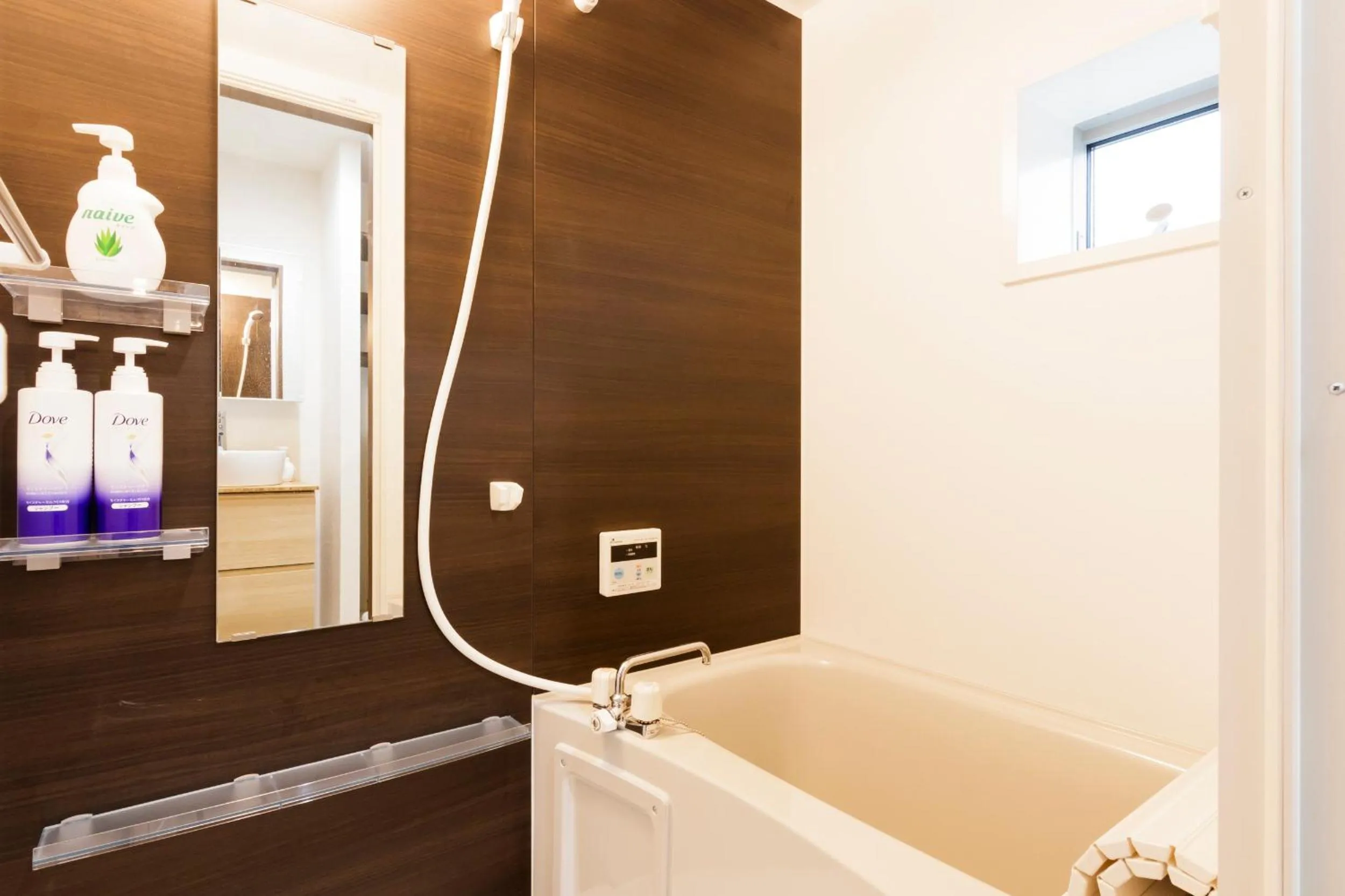 Crescent Moon Nakanoshimbashi