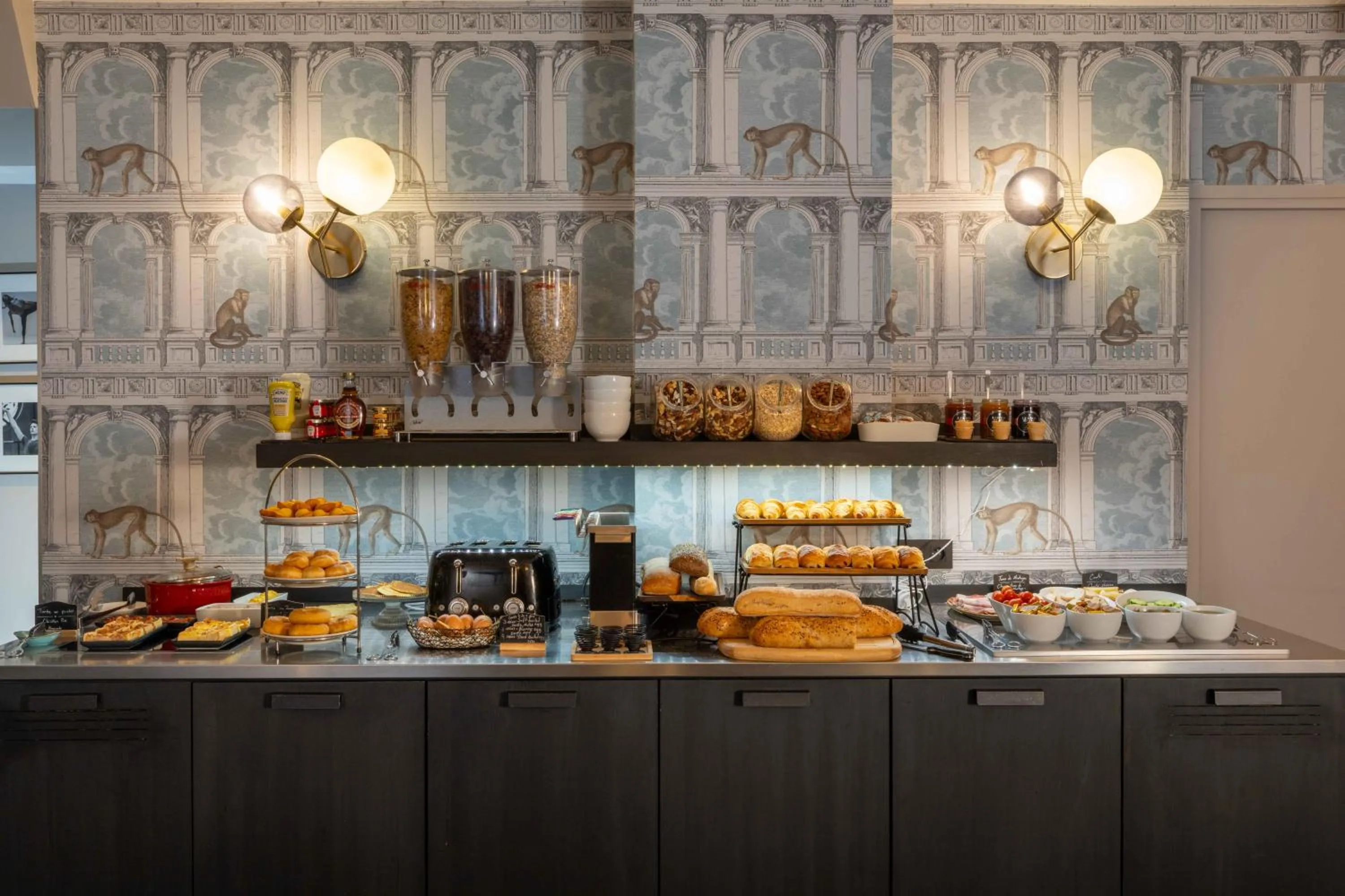 Swimming pool in Lyric Hotel Paris Opera
