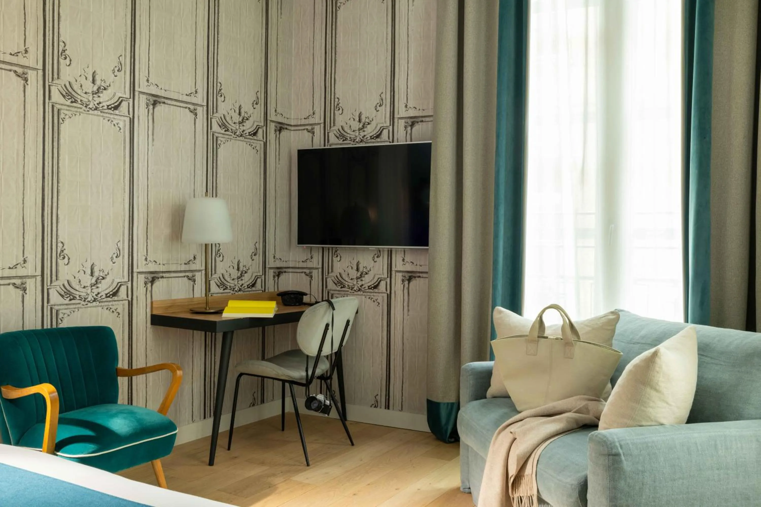 Bedroom in Lyric Hotel Paris Opera