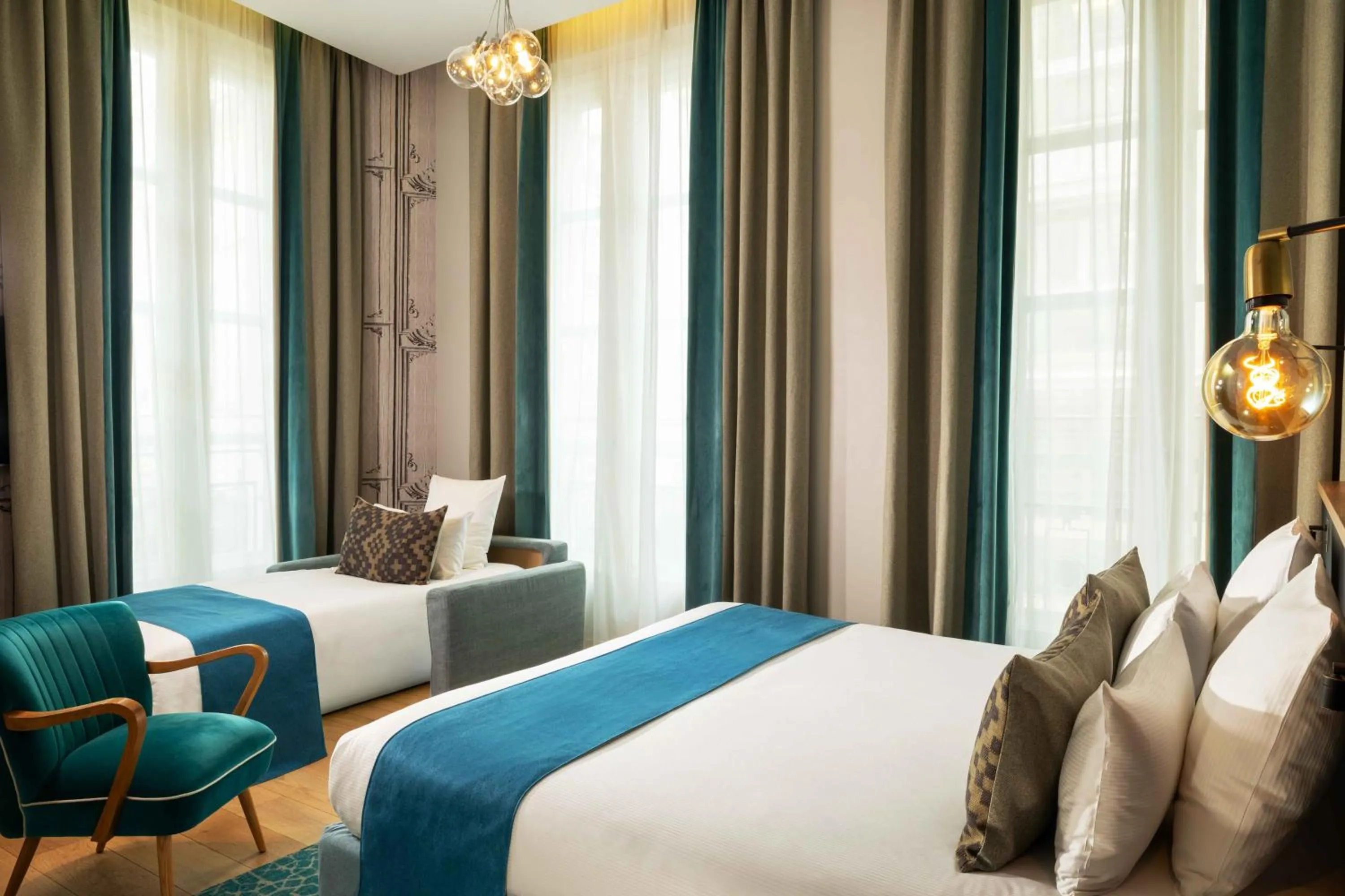 Bedroom, Bed in Lyric Hotel Paris Opera