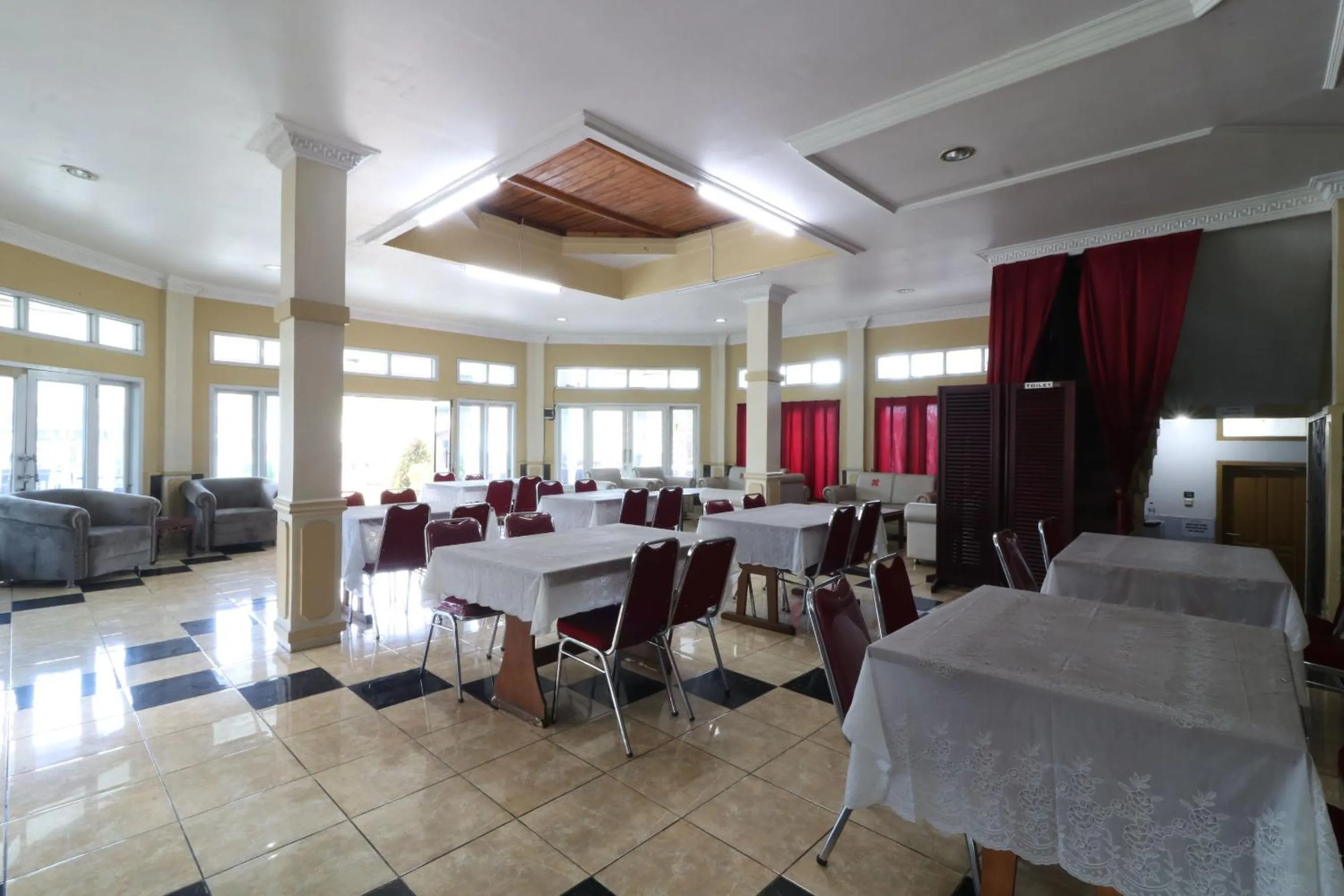 Restaurant/places to eat in Kampung Pa'go Resort Hotel