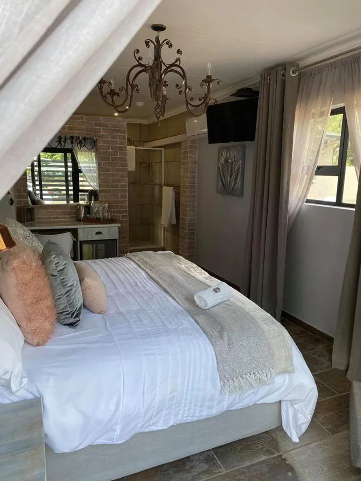 Shower, Bed in The Perfect Corner Guesthouse