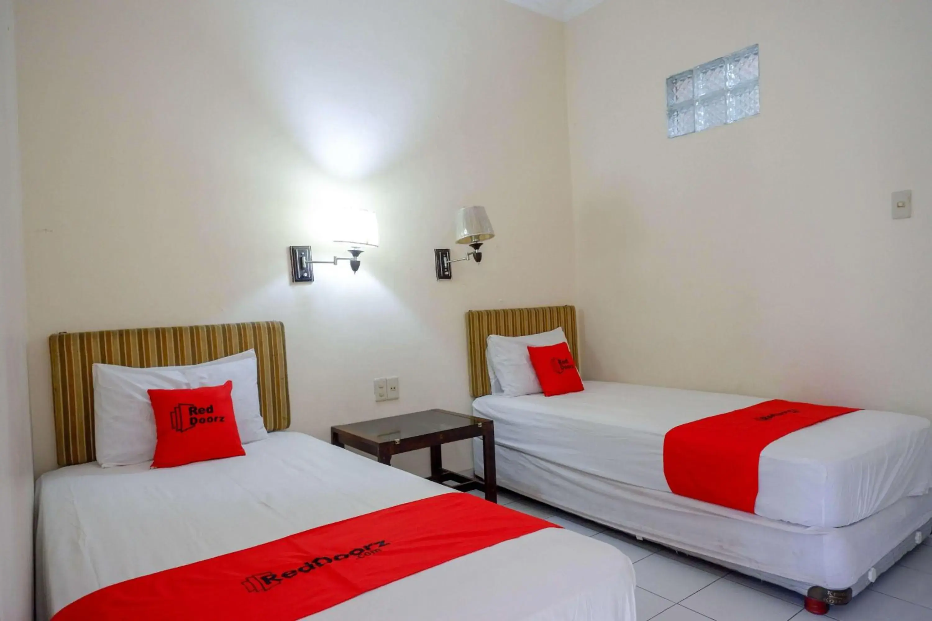 Twin Room in RedDoorz near Lokawisata Baturaden 2 Twin Room in RedDoorz near Lokawisata Baturaden 2