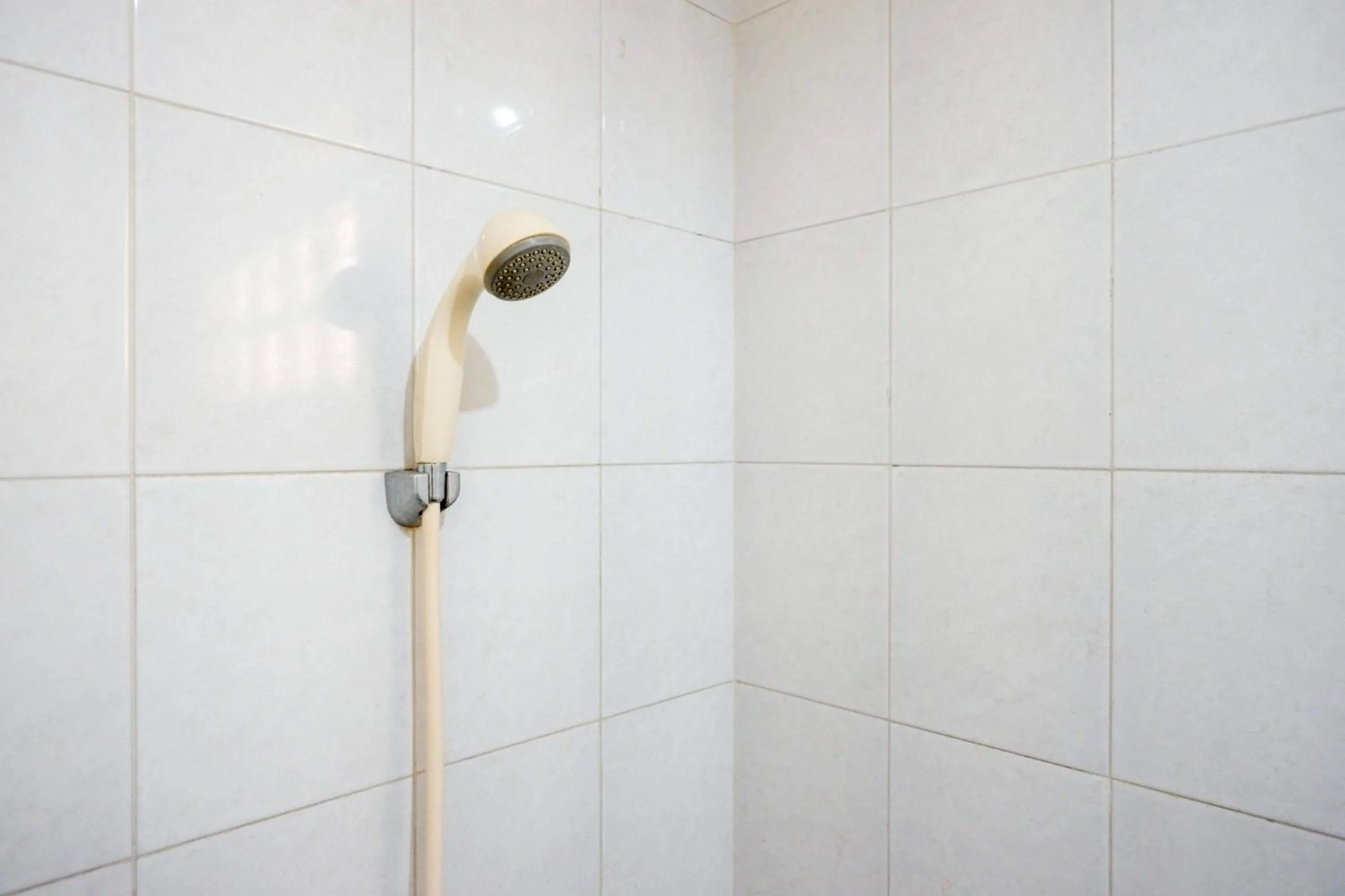 Bathroom in RedDoorz near Lokawisata Baturaden 2