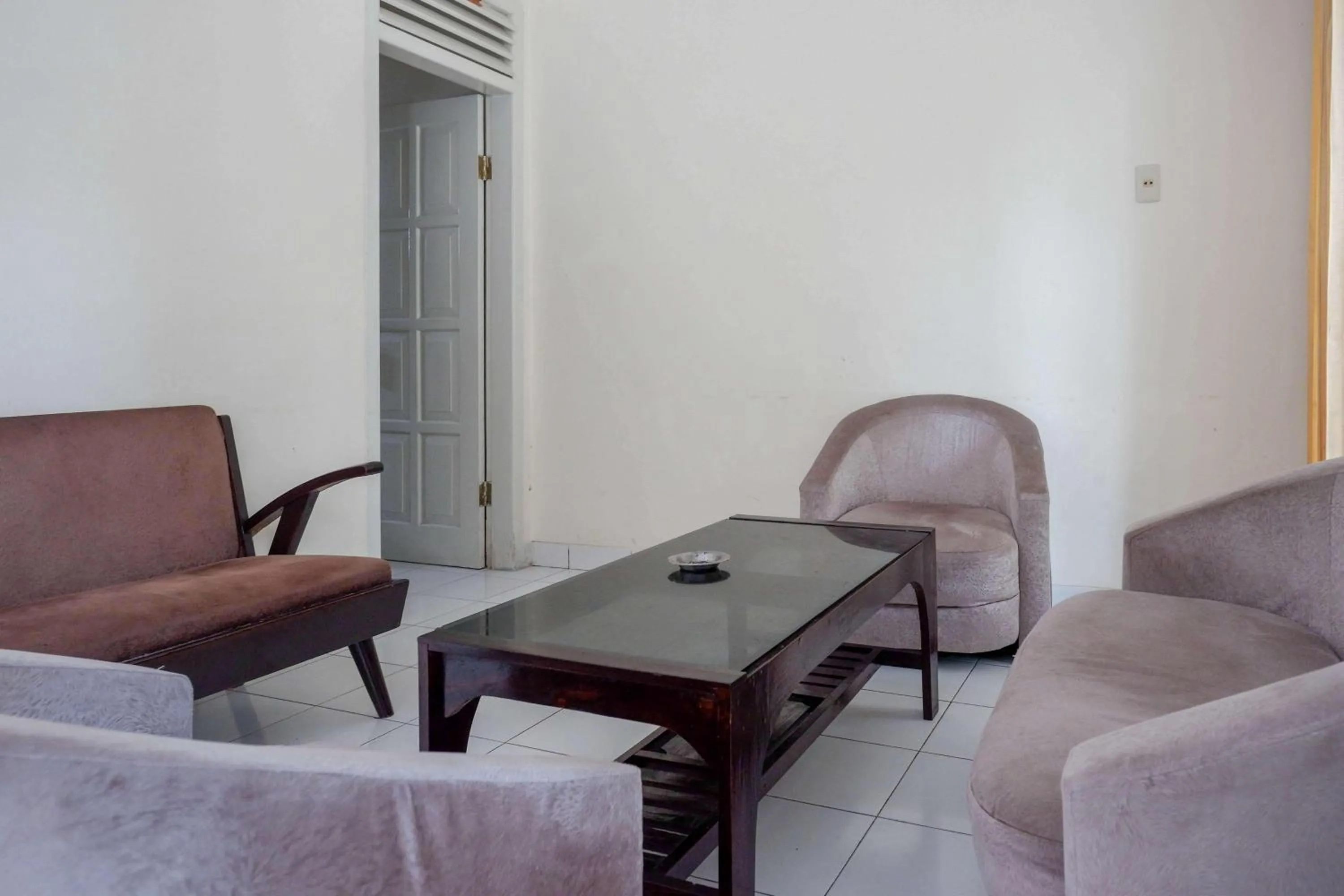 Seating area in RedDoorz near Lokawisata Baturaden 2