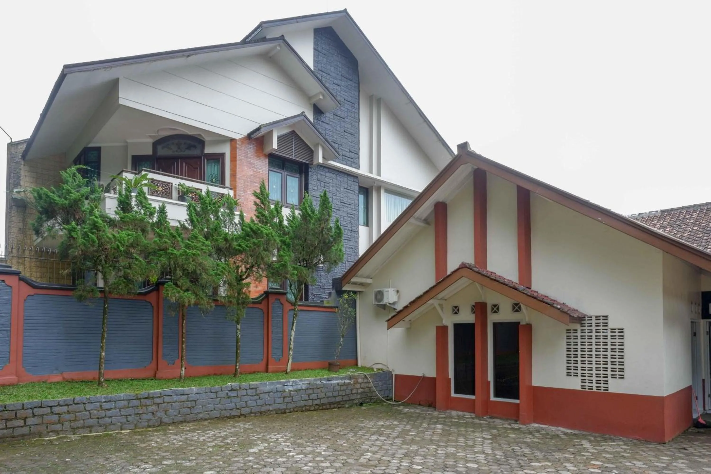 Facade/entrance in RedDoorz near Lokawisata Baturaden 2