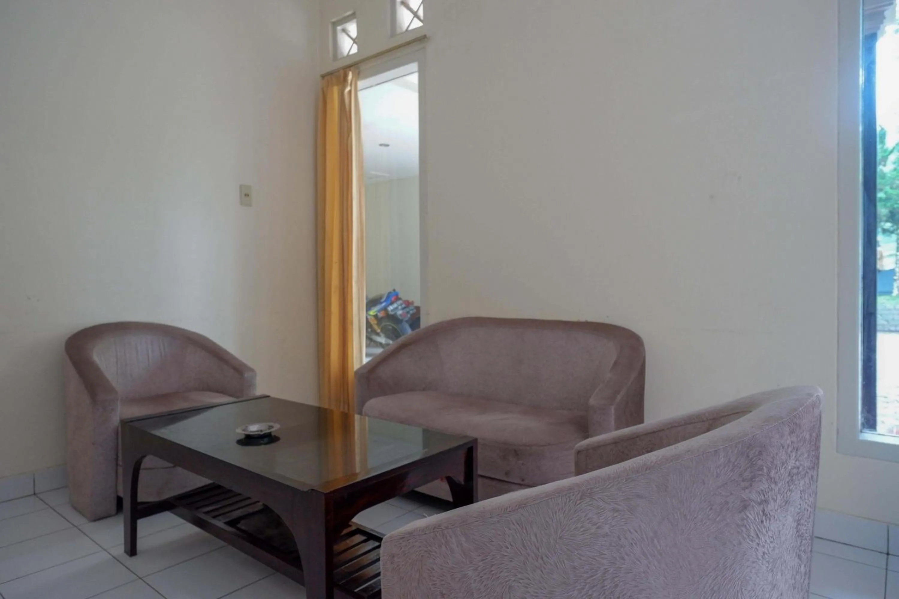 Seating area in RedDoorz near Lokawisata Baturaden 2