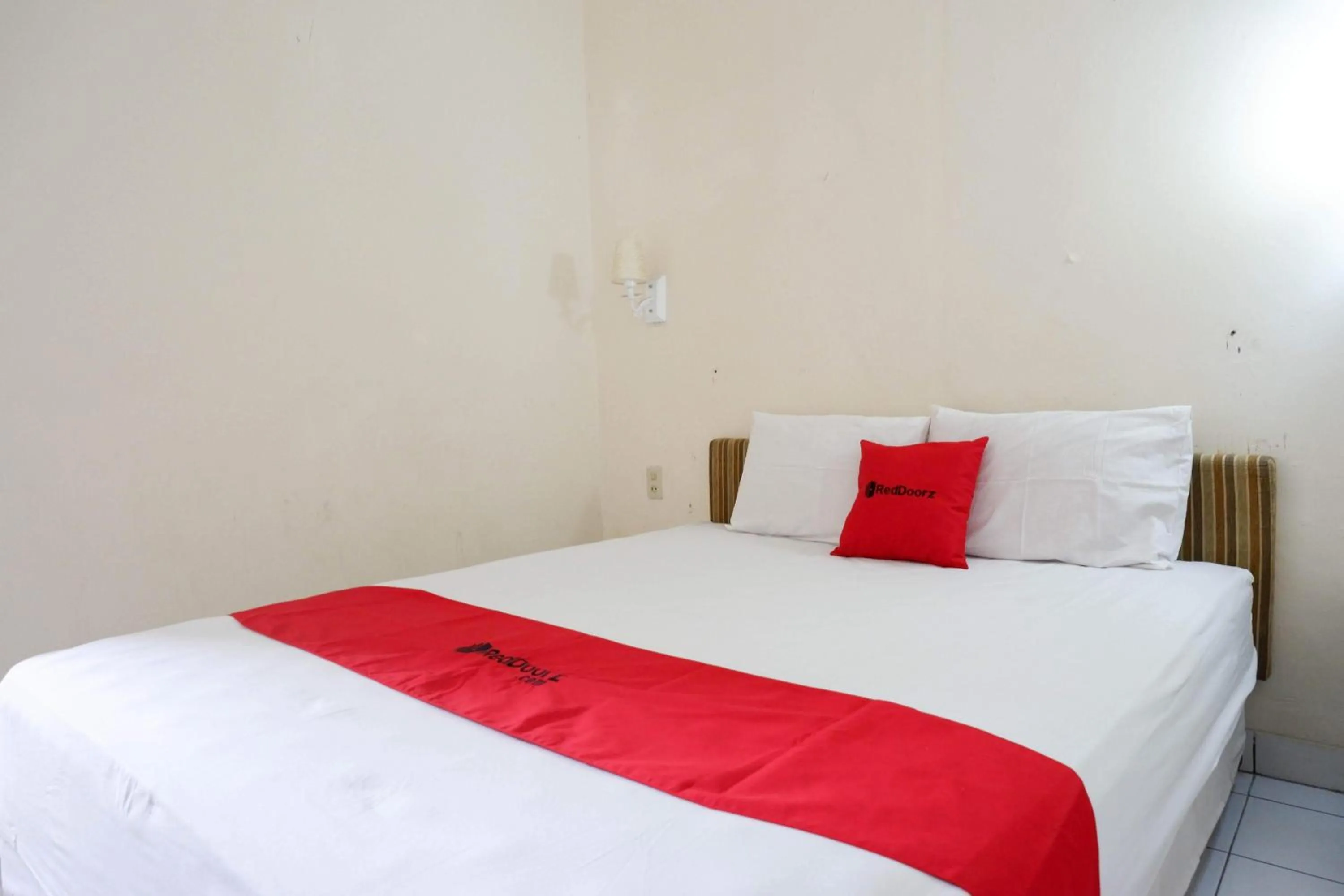 Bedroom, Bed in RedDoorz near Lokawisata Baturaden 2