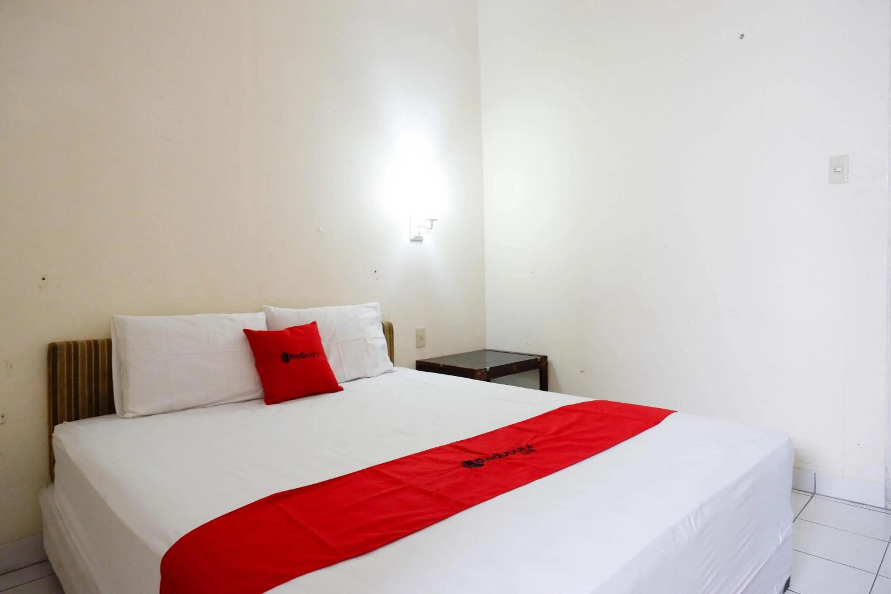 Bedroom, Bed in RedDoorz near Lokawisata Baturaden 2