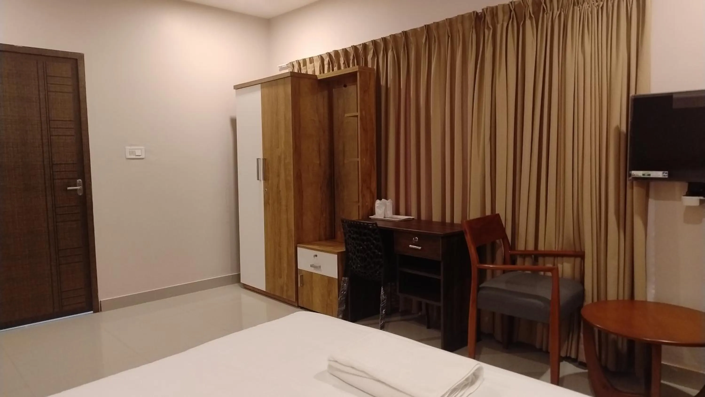 Property building, Bed in Gateway Airport Hotel