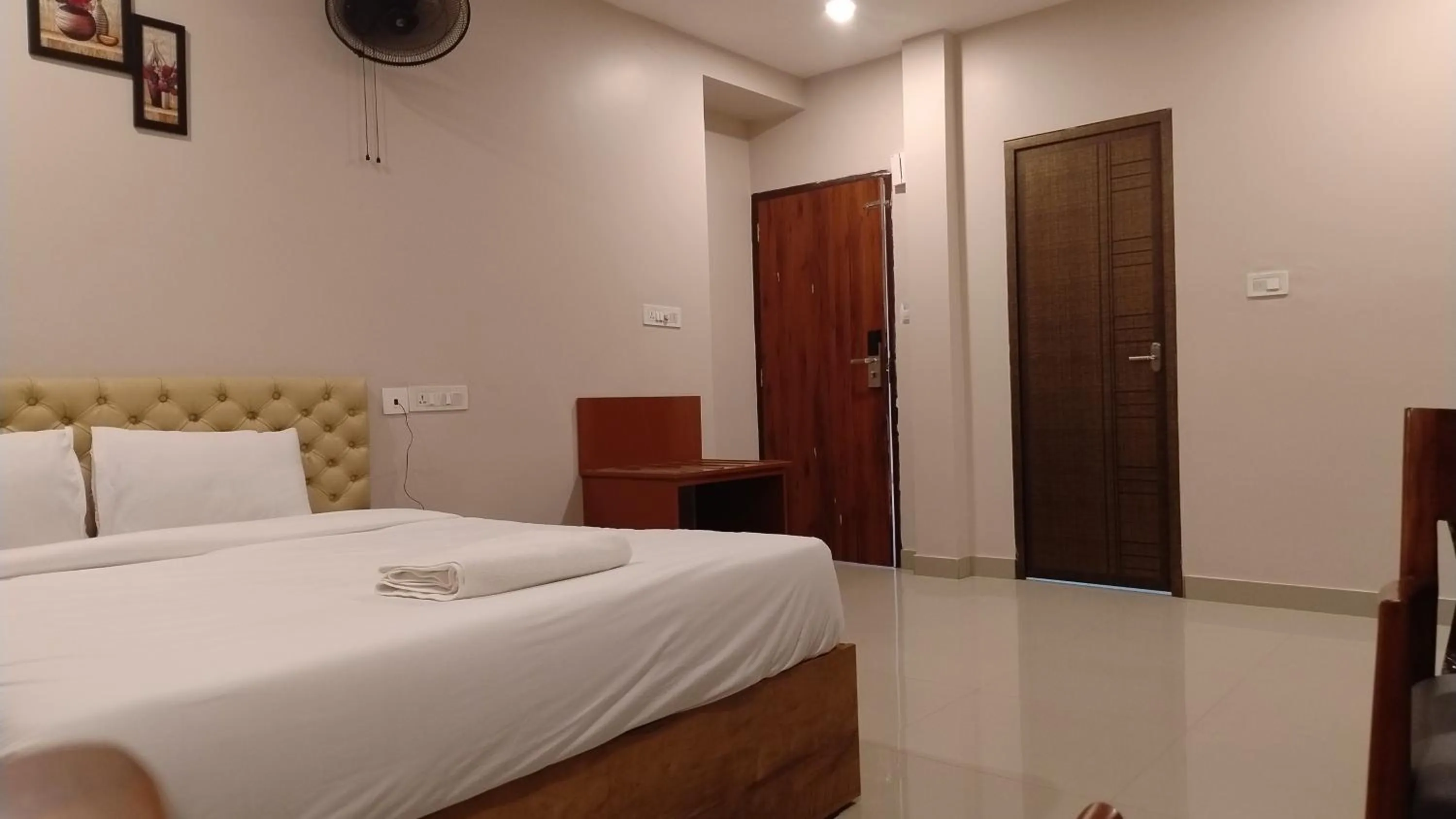 Property building, Bed in Gateway Airport Hotel