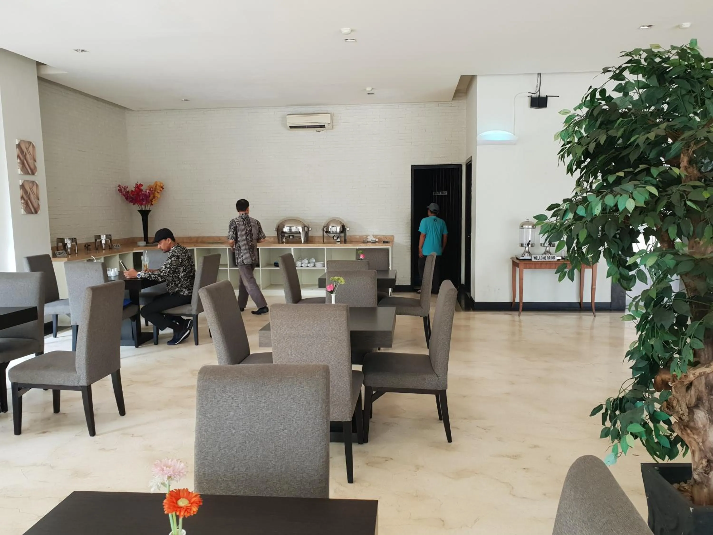 Restaurant/places to eat in N3 Zainul Arifin Hotel