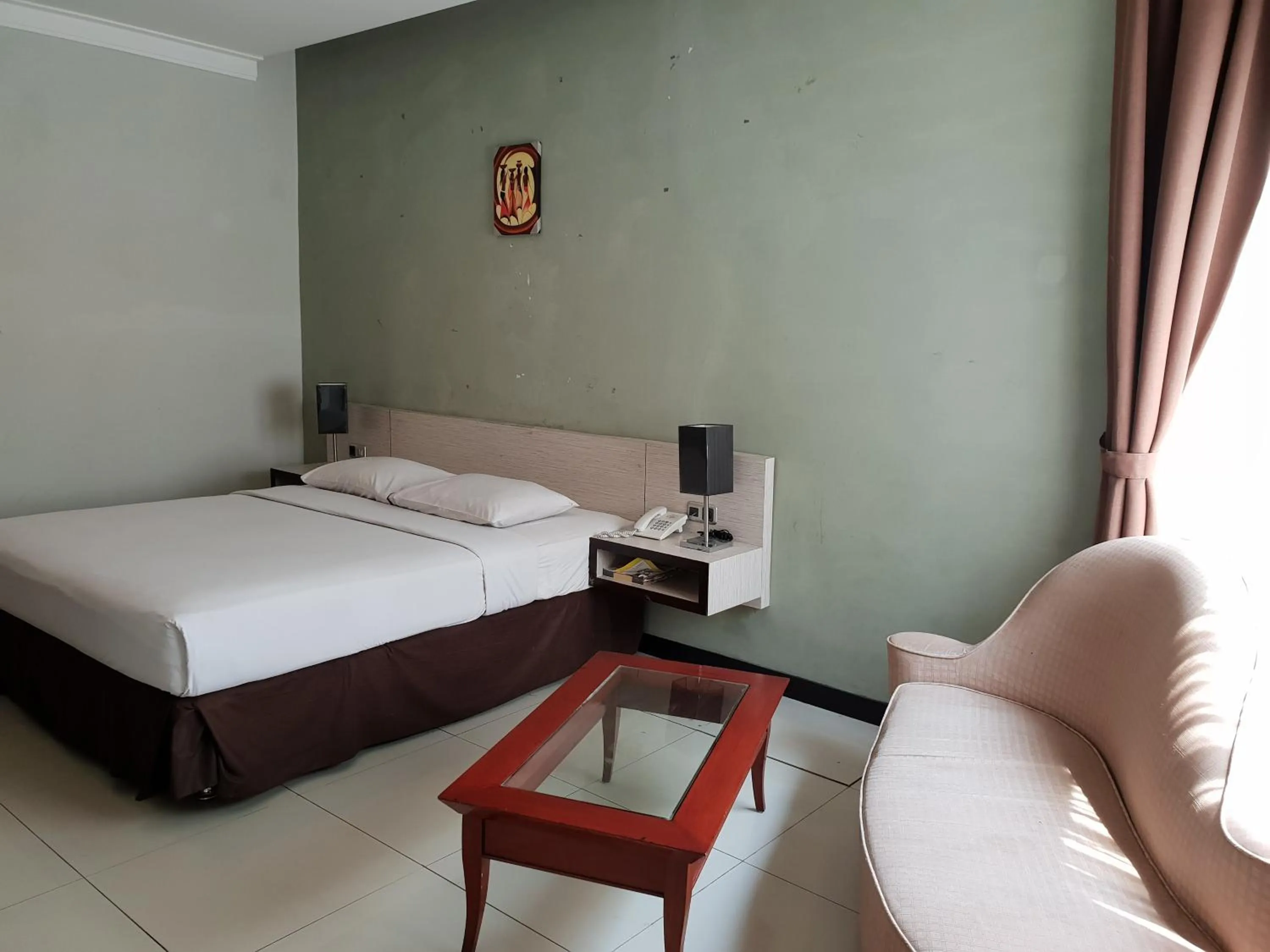 Seating area, Bed in N3 Zainul Arifin Hotel
