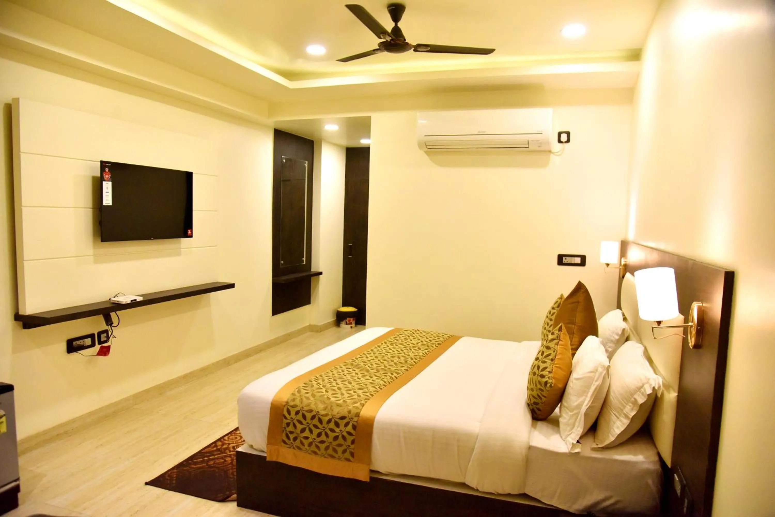 Communal lounge/ TV room, Bed in HOTEL VINAYAK