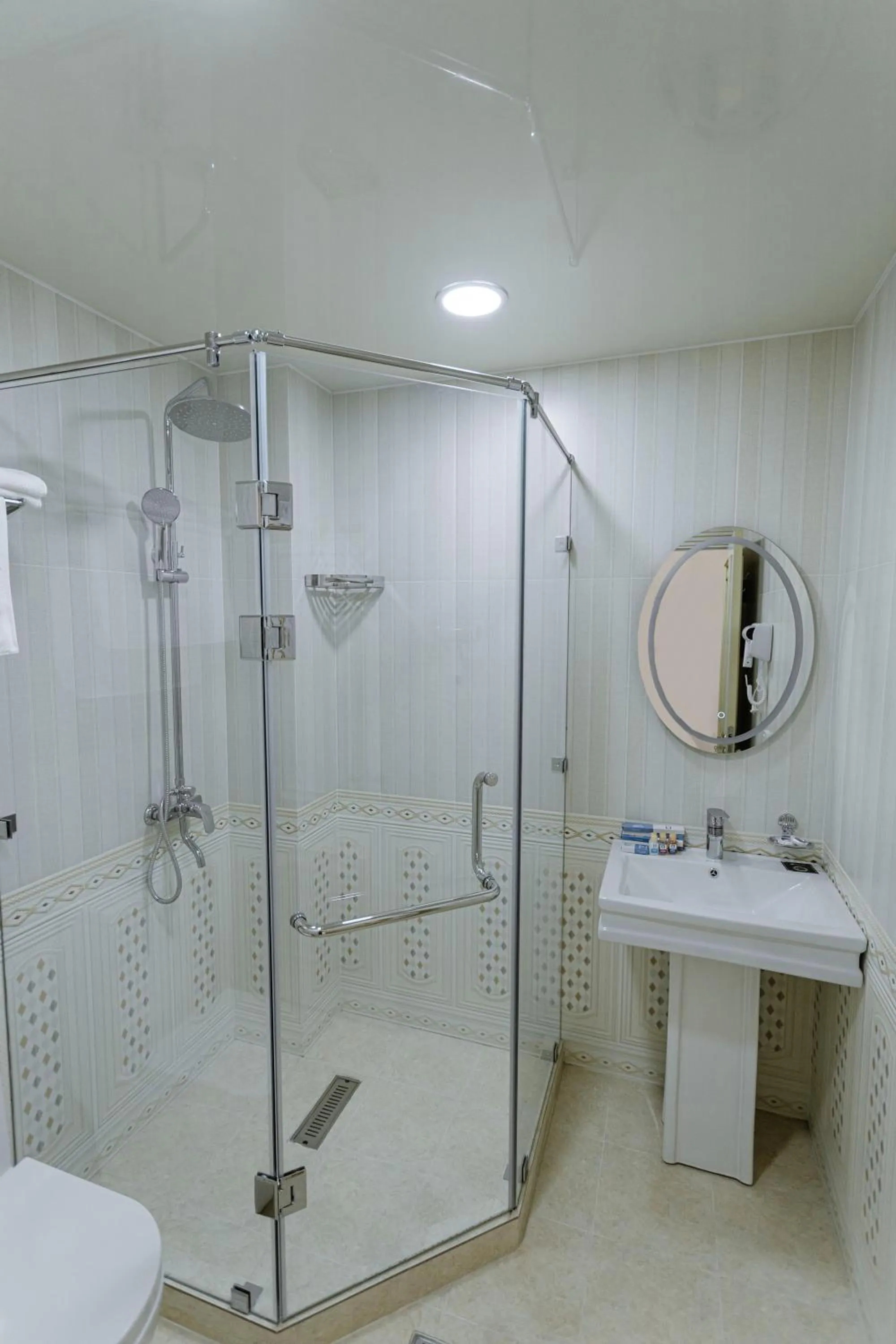 Shower in Royal Hotel Samarkand