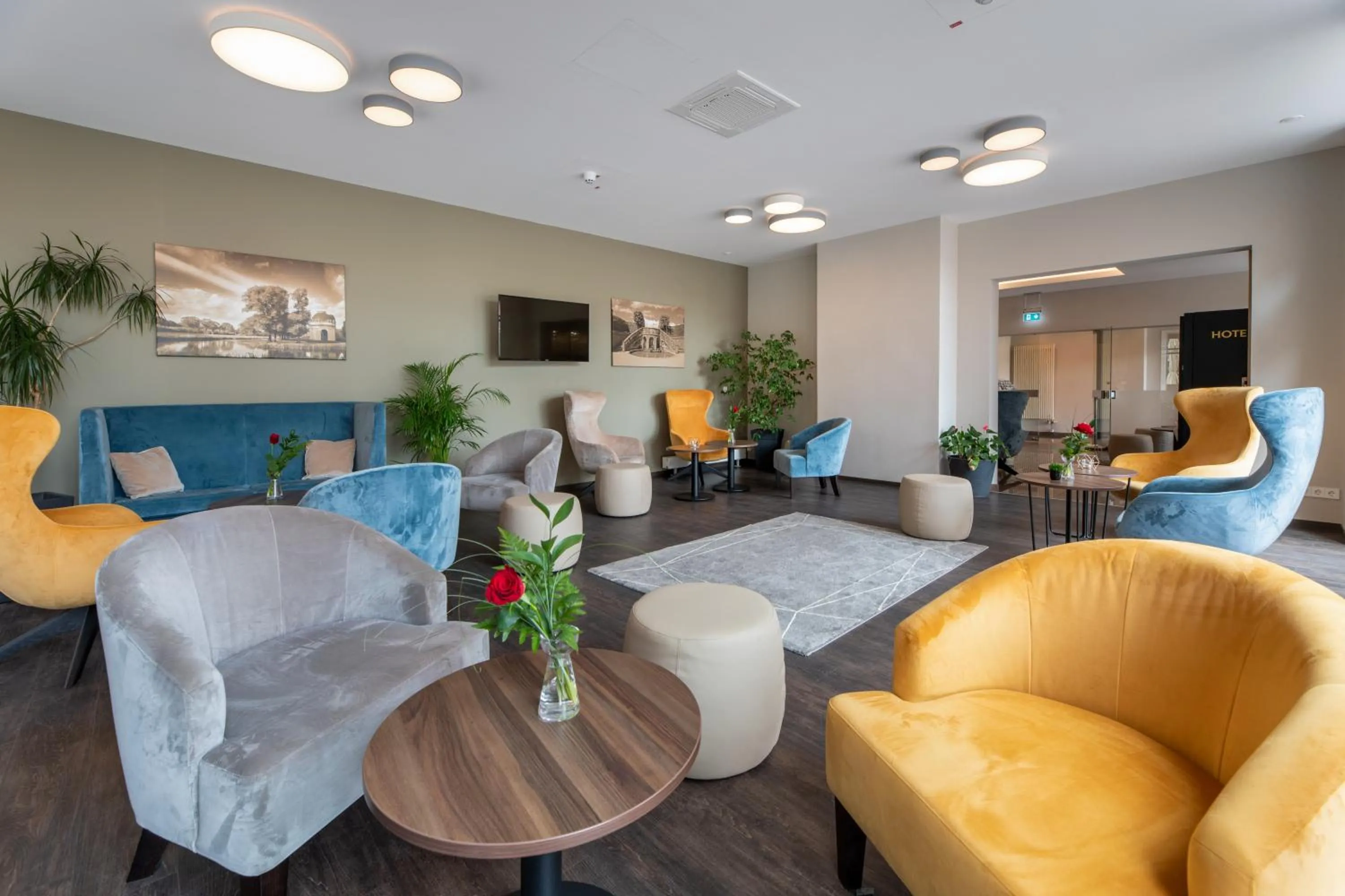 Communal lounge/ TV room in Concorde Hotel am Leineschloss