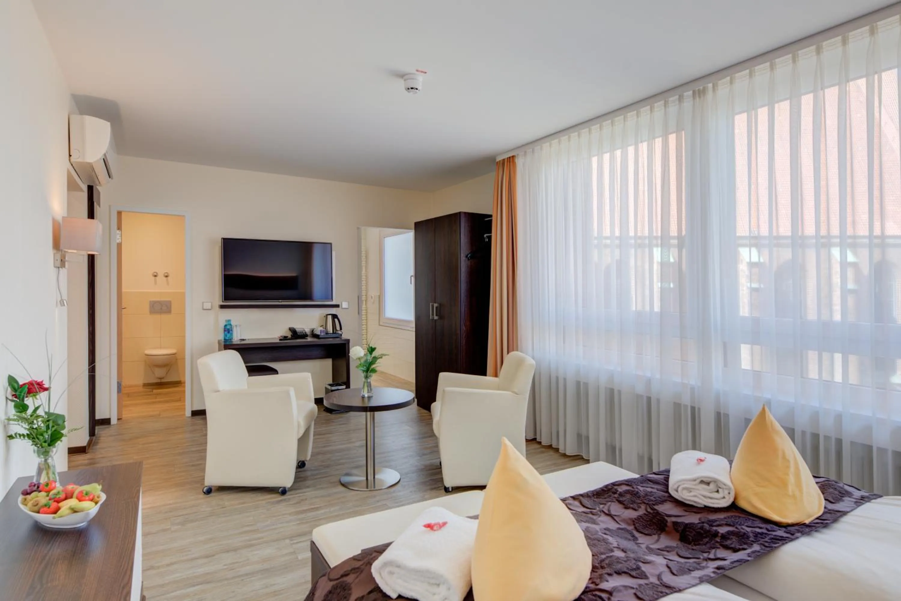 Photo of the whole room, Bed in Concorde Hotel am Leineschloss