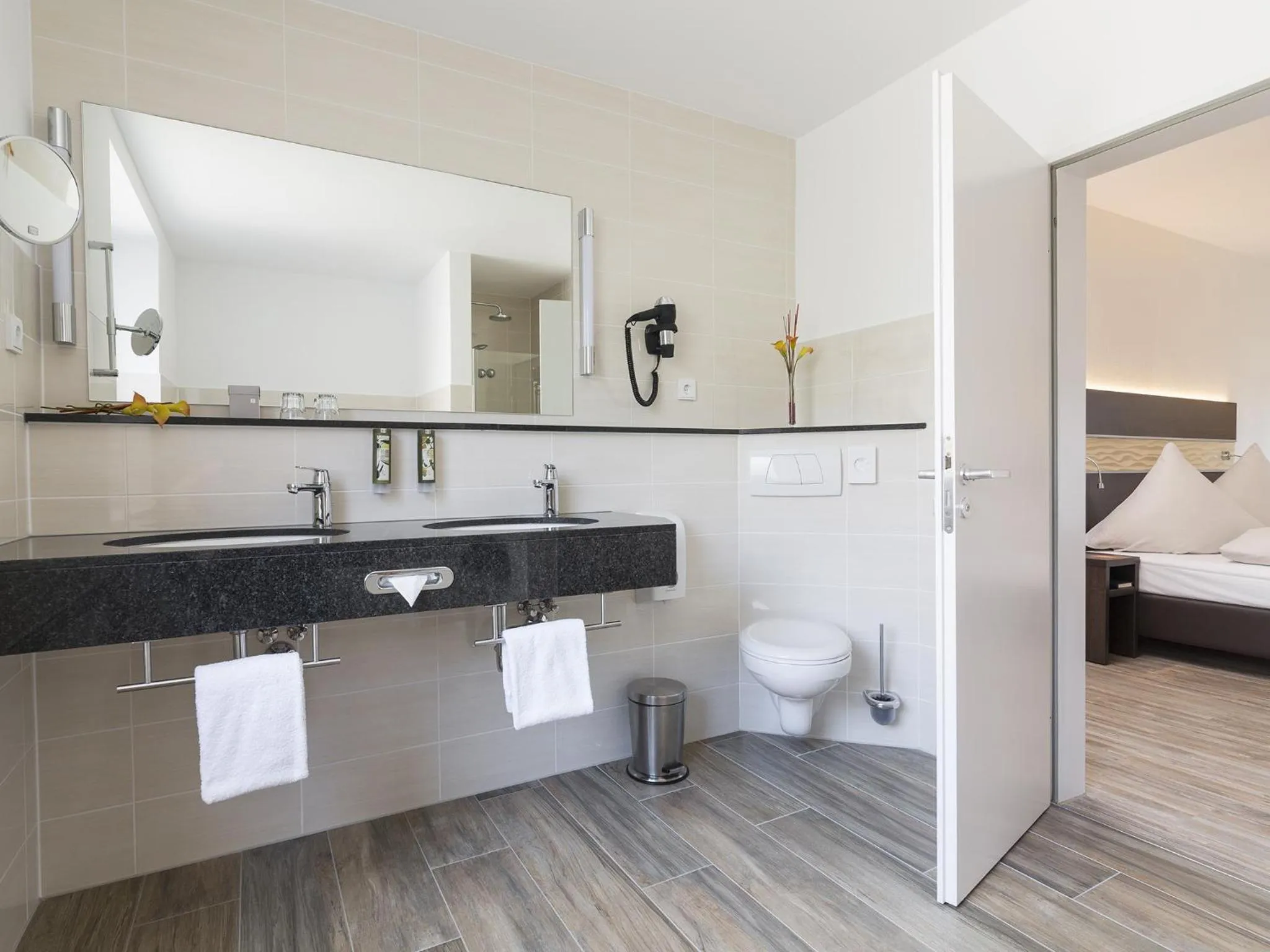 Toilet, Bed in Concorde Hotel am Leineschloss