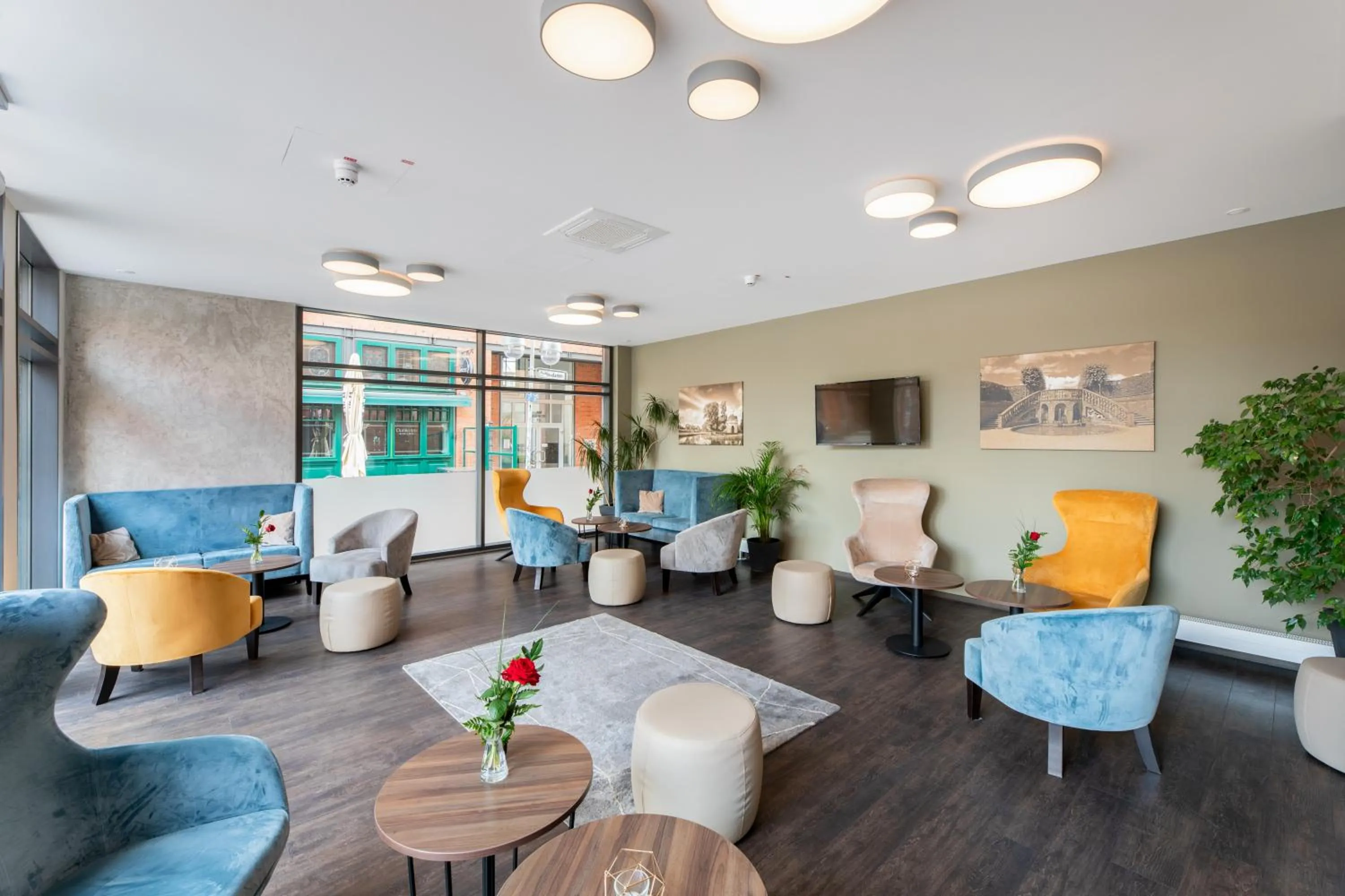 Communal lounge/ TV room in Concorde Hotel am Leineschloss