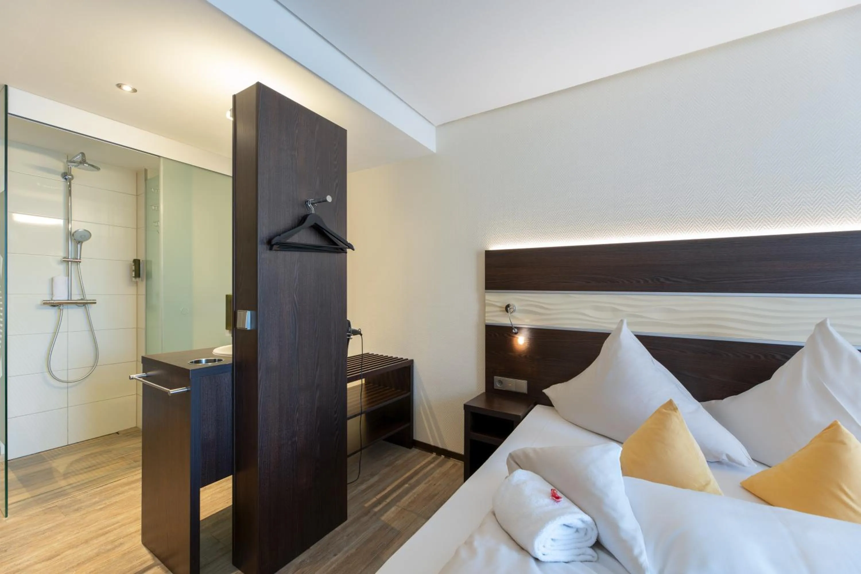 Bathroom, Bed in Concorde Hotel am Leineschloss