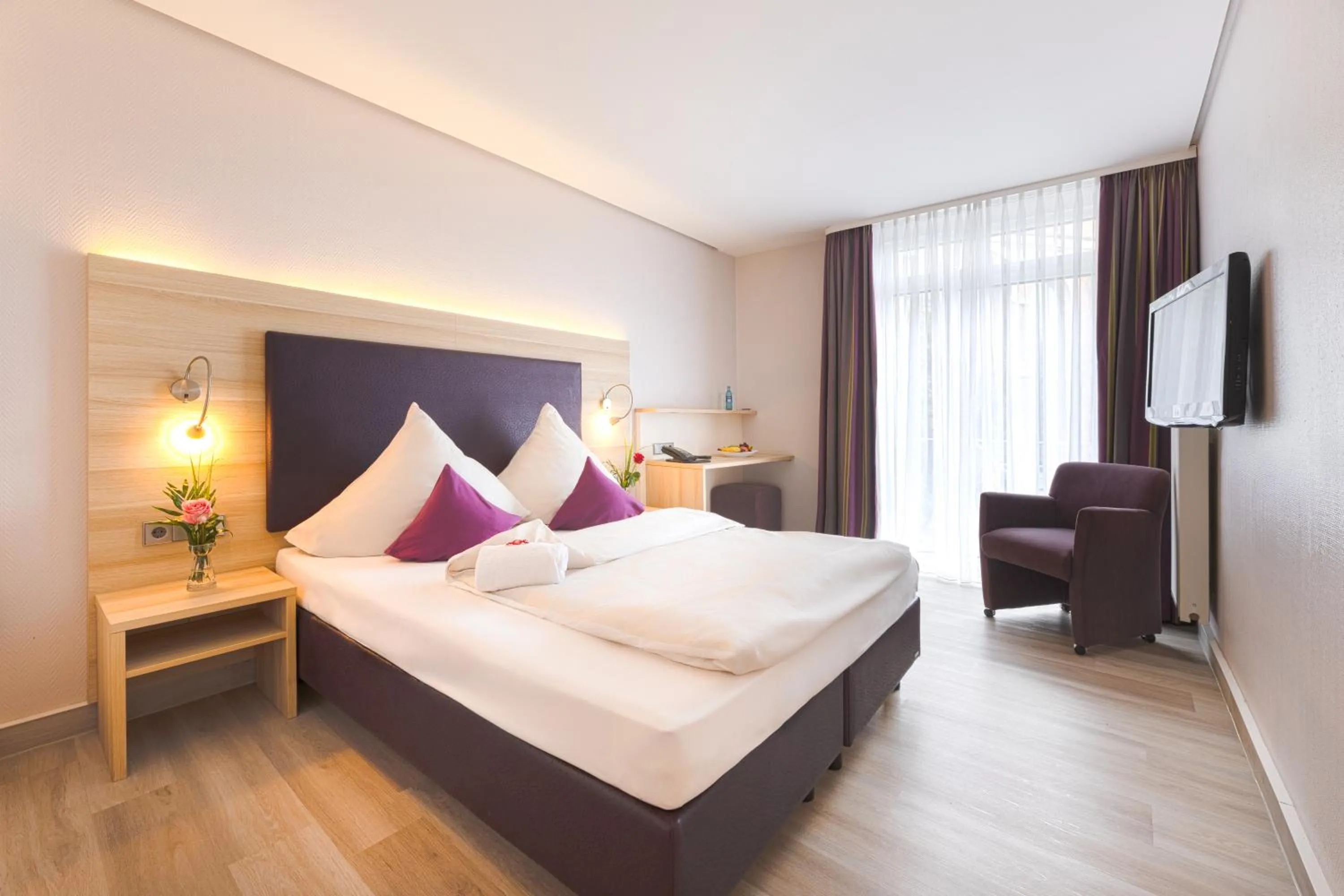 Photo of the whole room, Bed in Concorde Hotel am Leineschloss