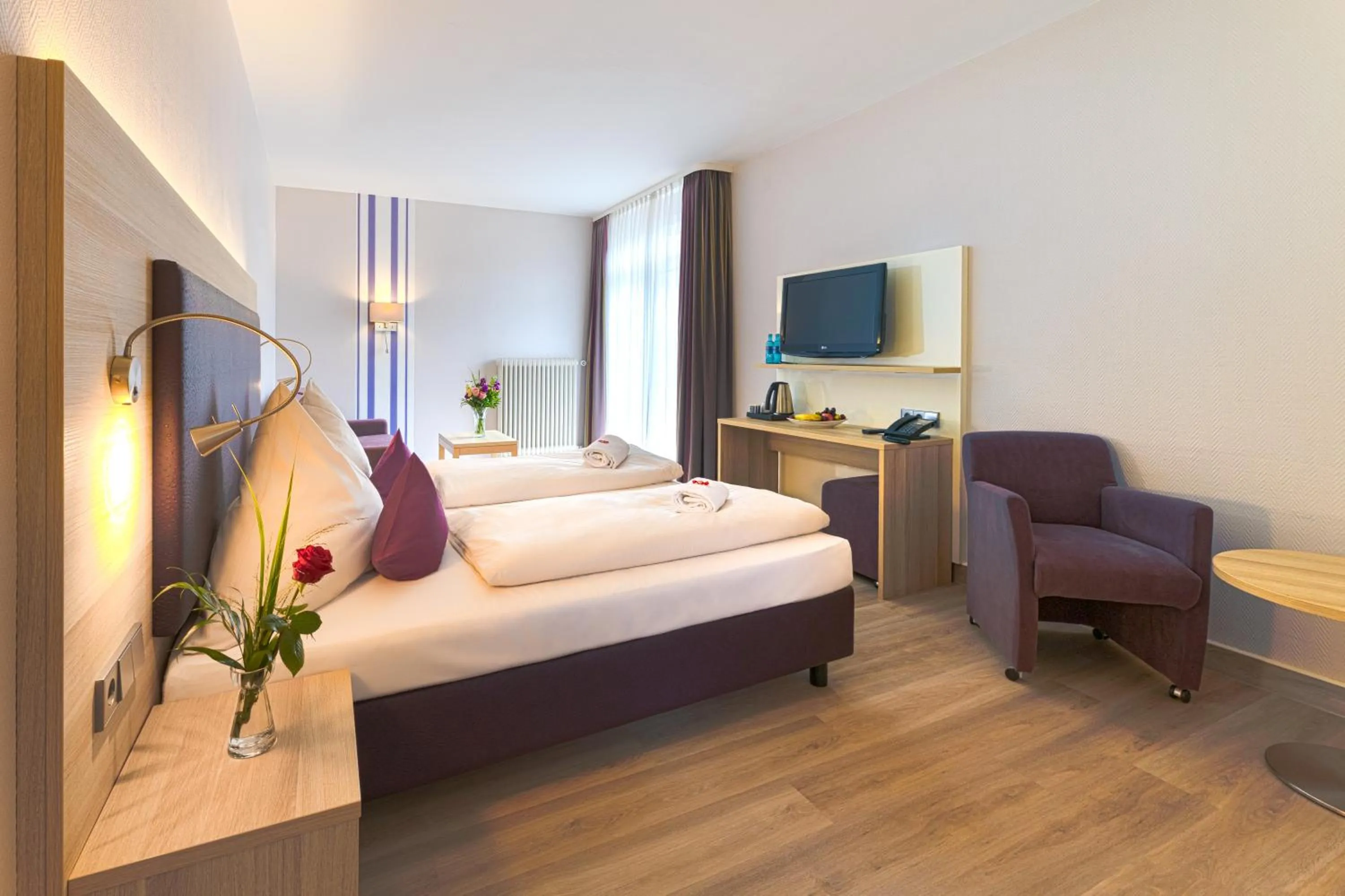 Photo of the whole room, Bed in Concorde Hotel am Leineschloss