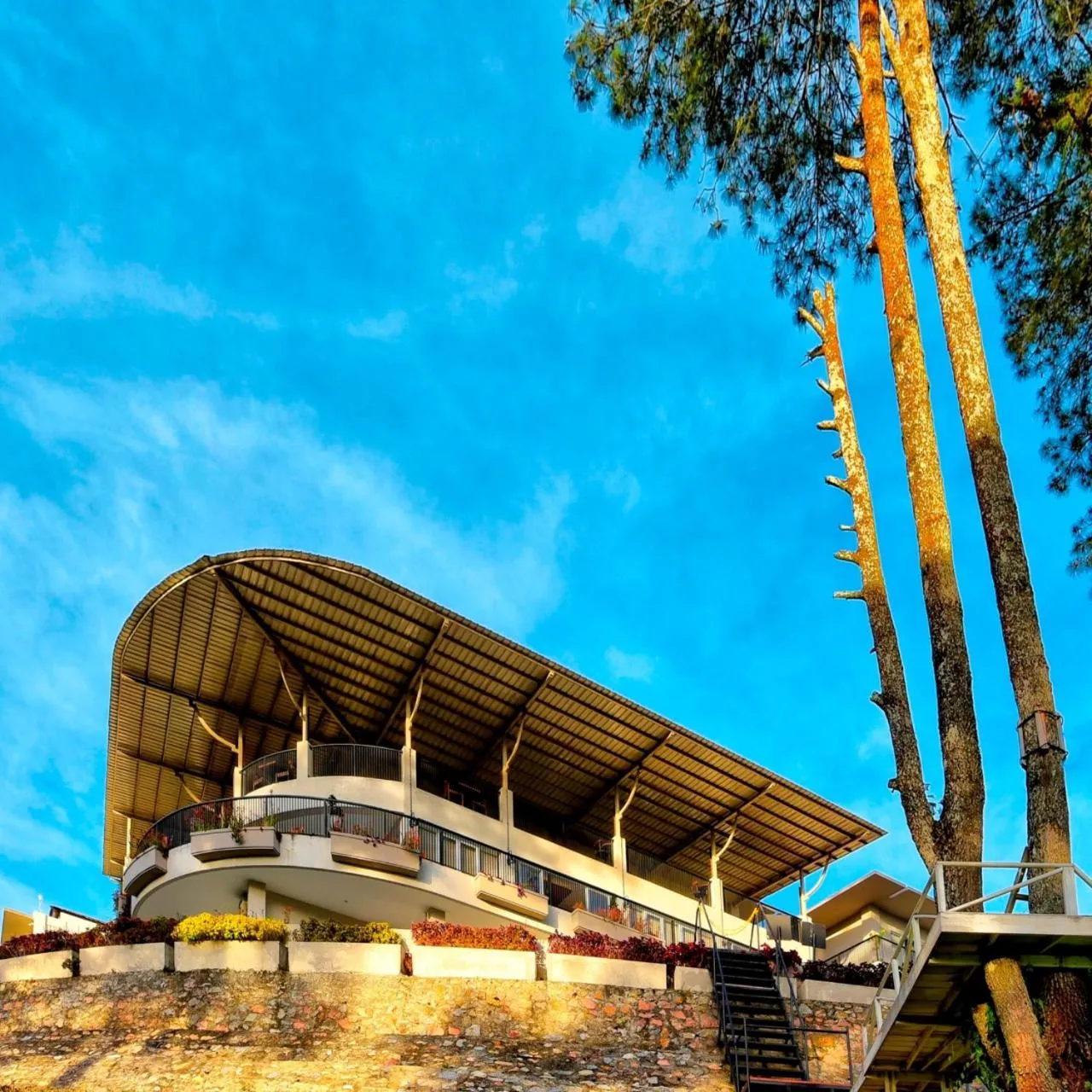 Restaurant/places to eat in The Balcone Suites & Resort