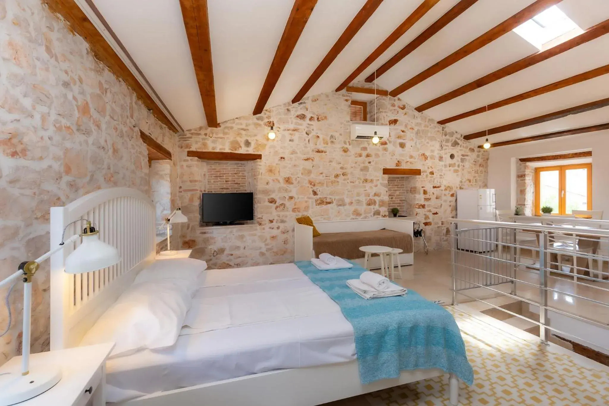 DeAmicis Studios by Irundo DeAmicis Studios by Irundo