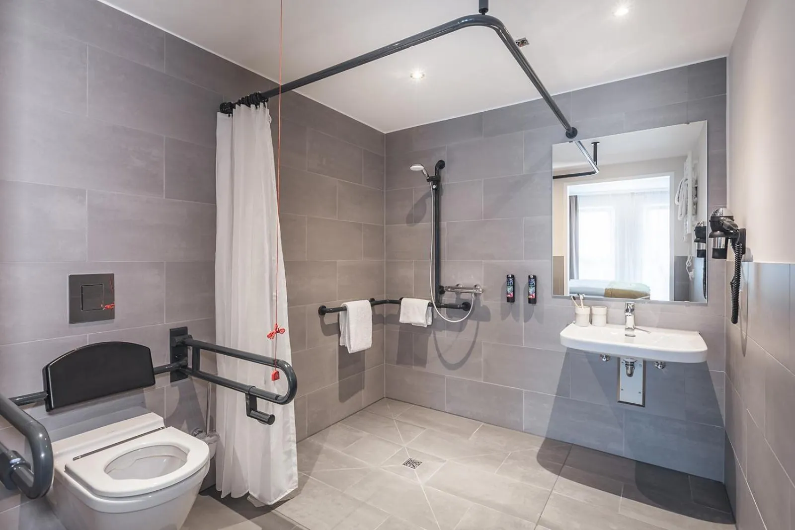 Shower in Holiday Inn - the niu, Kettle Stuttgart Vaihingen by IHG