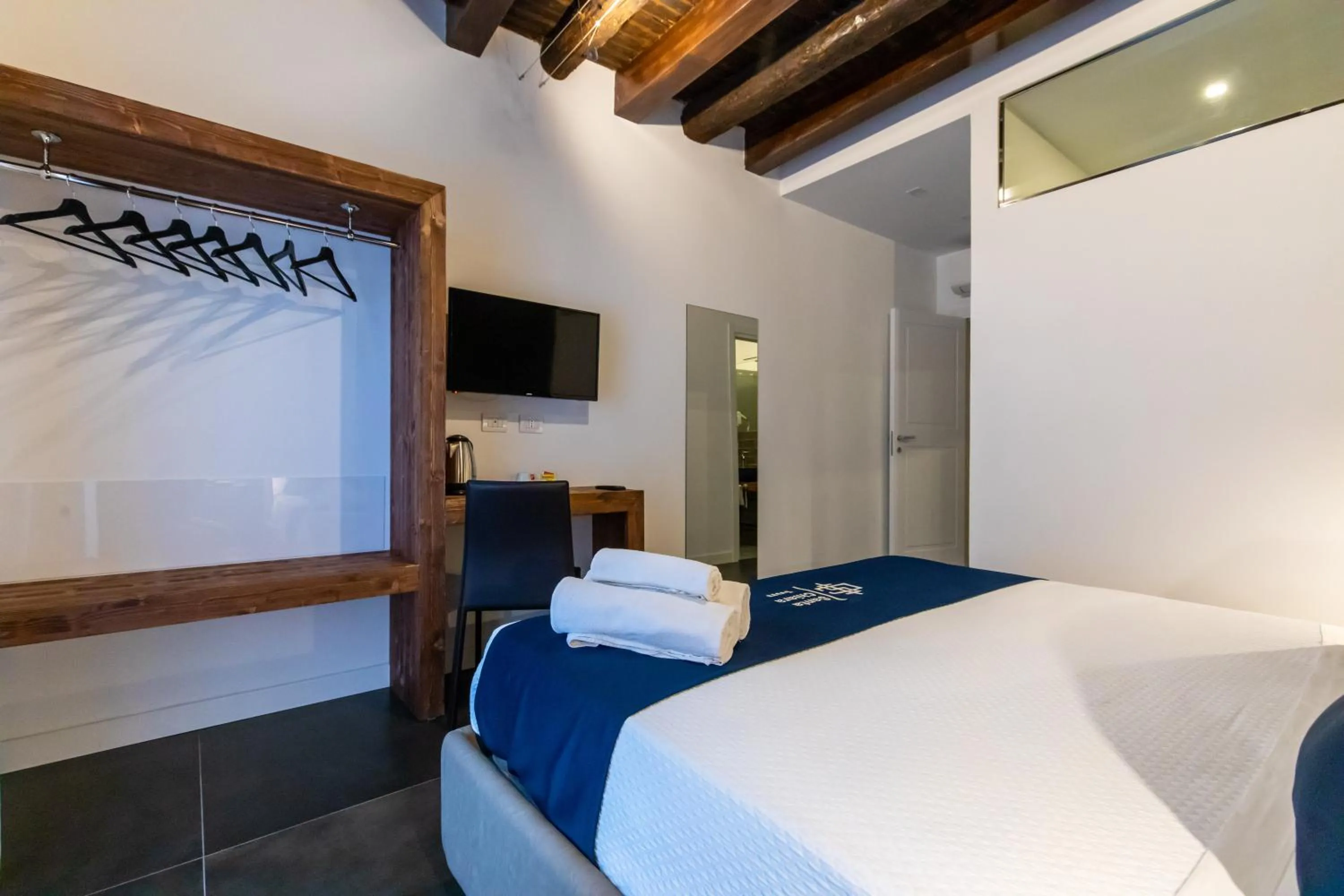 TV and multimedia, Bed in Santa Chiara Inn