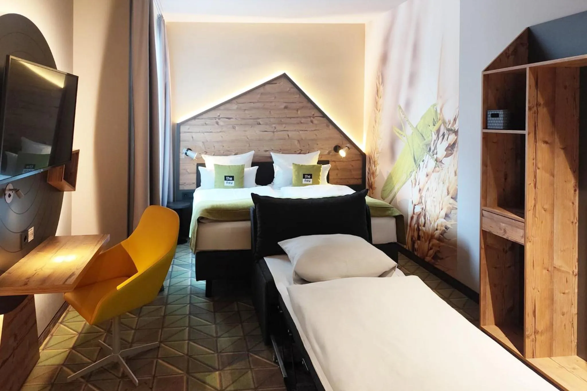 Photo of the whole room, Bed in Holiday Inn - the niu, Mill Cologne Mülheim by IHG