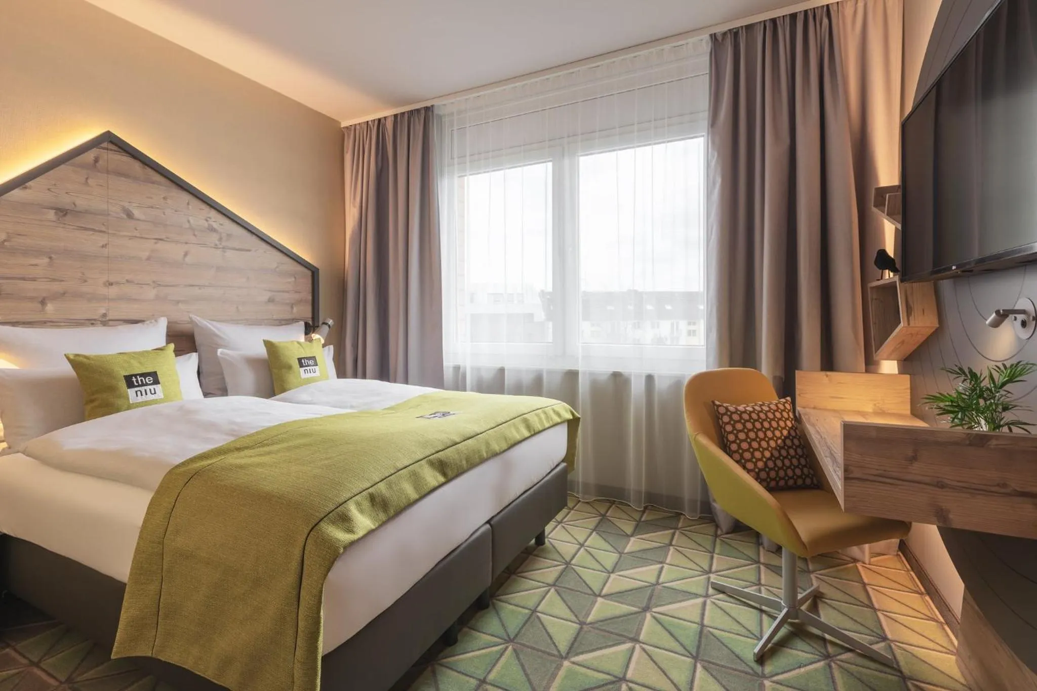 Photo of the whole room, Bed in Holiday Inn - the niu, Mill Cologne Mülheim by IHG